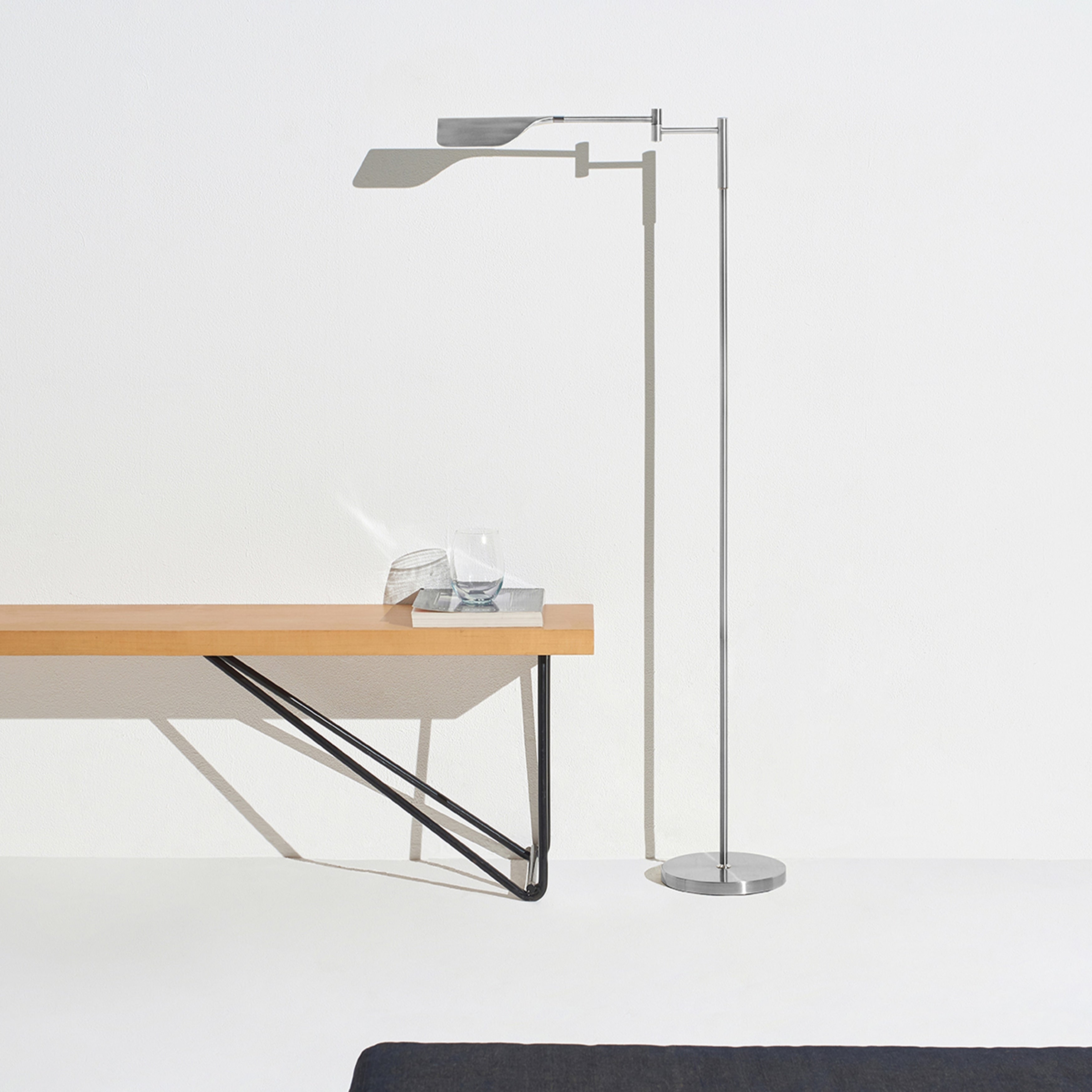 Lampadaire LED industriel Brightech Leaf de 53 po à intensité variable à 3 voies avec abat-jour empire en métal laiton