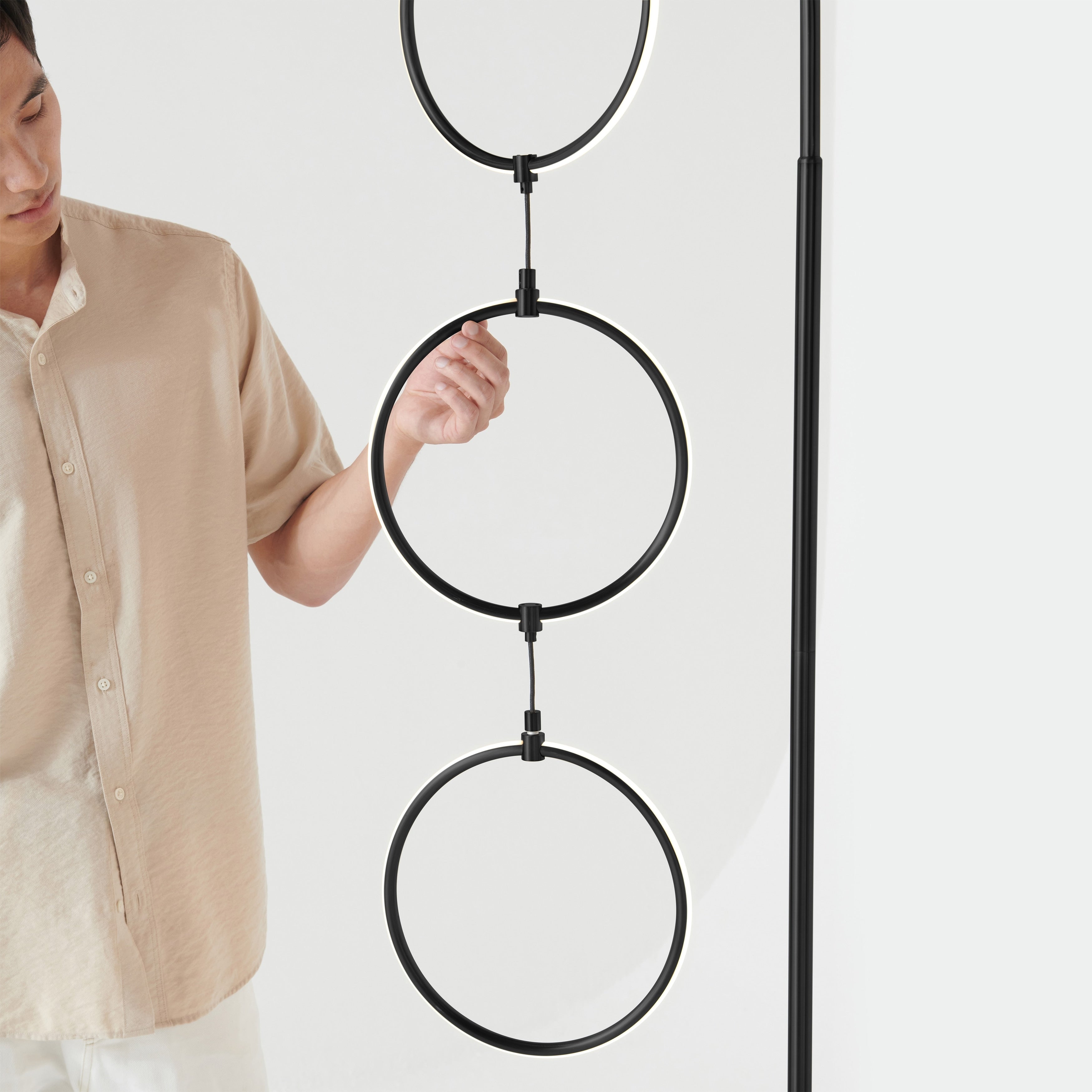 Lampadaire industriel Brightech Nova 74 po à 3 anneaux lumineux à DEL ultra-lumineux avec variateur à 3 voies