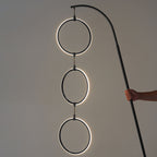 Lampadaire industriel Brightech Nova 74 po à 3 anneaux lumineux à DEL ultra-lumineux avec variateur à 3 voies