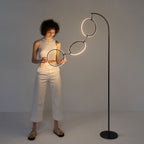 Lampadaire industriel Brightech Nova 74 po à 3 anneaux lumineux à DEL ultra-lumineux avec variateur à 3 voies