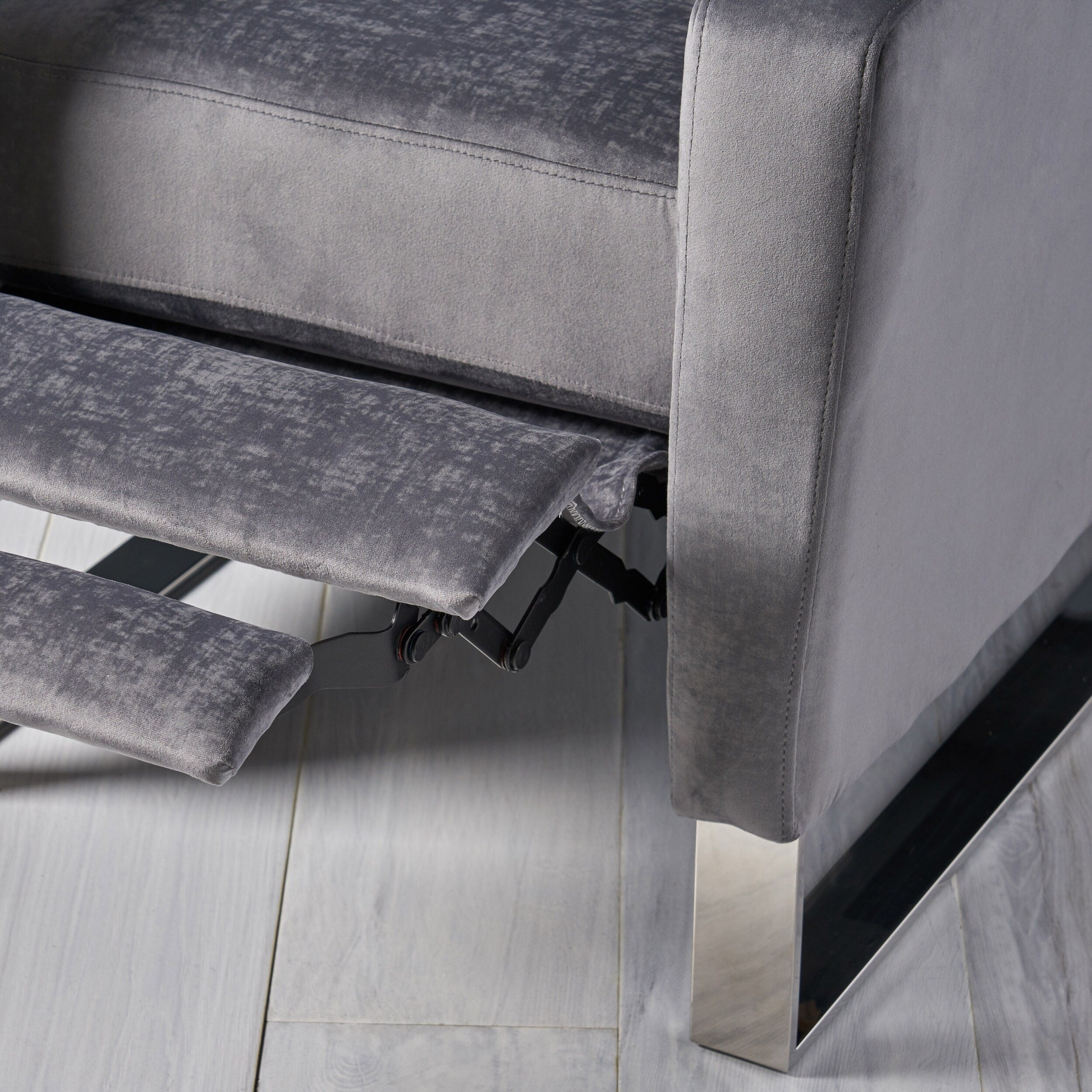 Fauteuil inclinable Brightwood à dossier haut et pieds en acier inoxydable par Christopher Knight Home