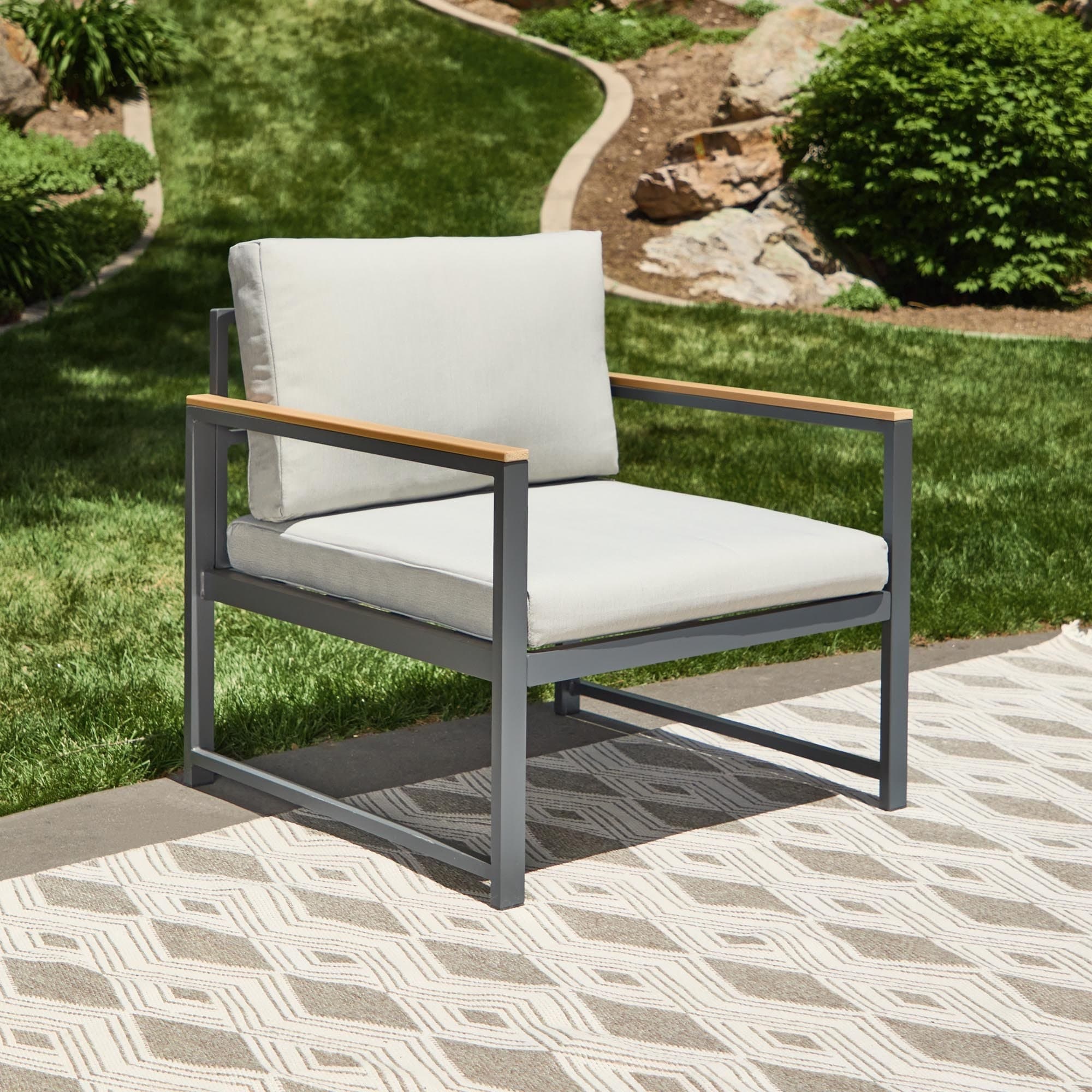 Chaise d'appoint d'extérieur en métal Brookside Meg avec coussins