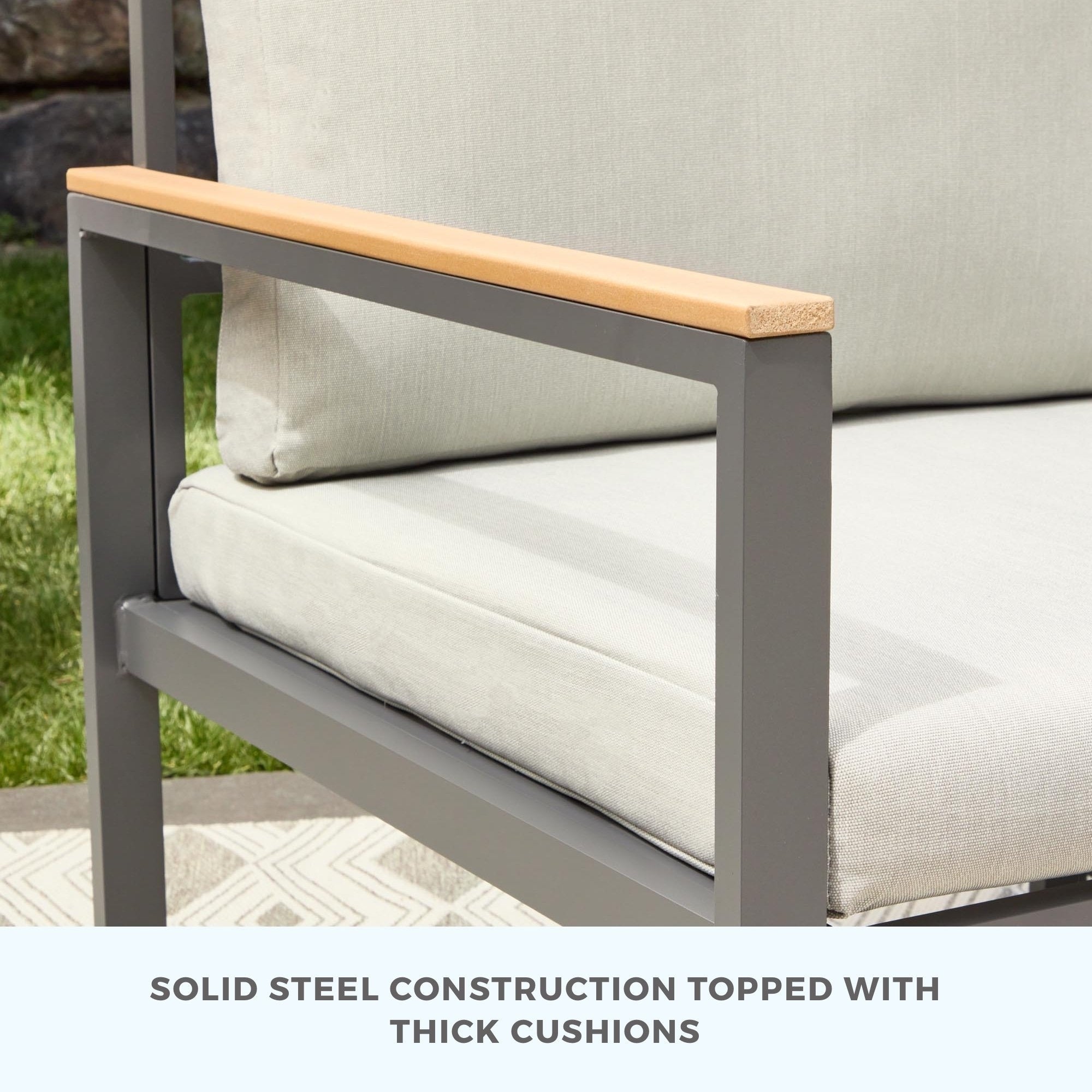 Chaise d'appoint d'extérieur en métal Brookside Meg avec coussins