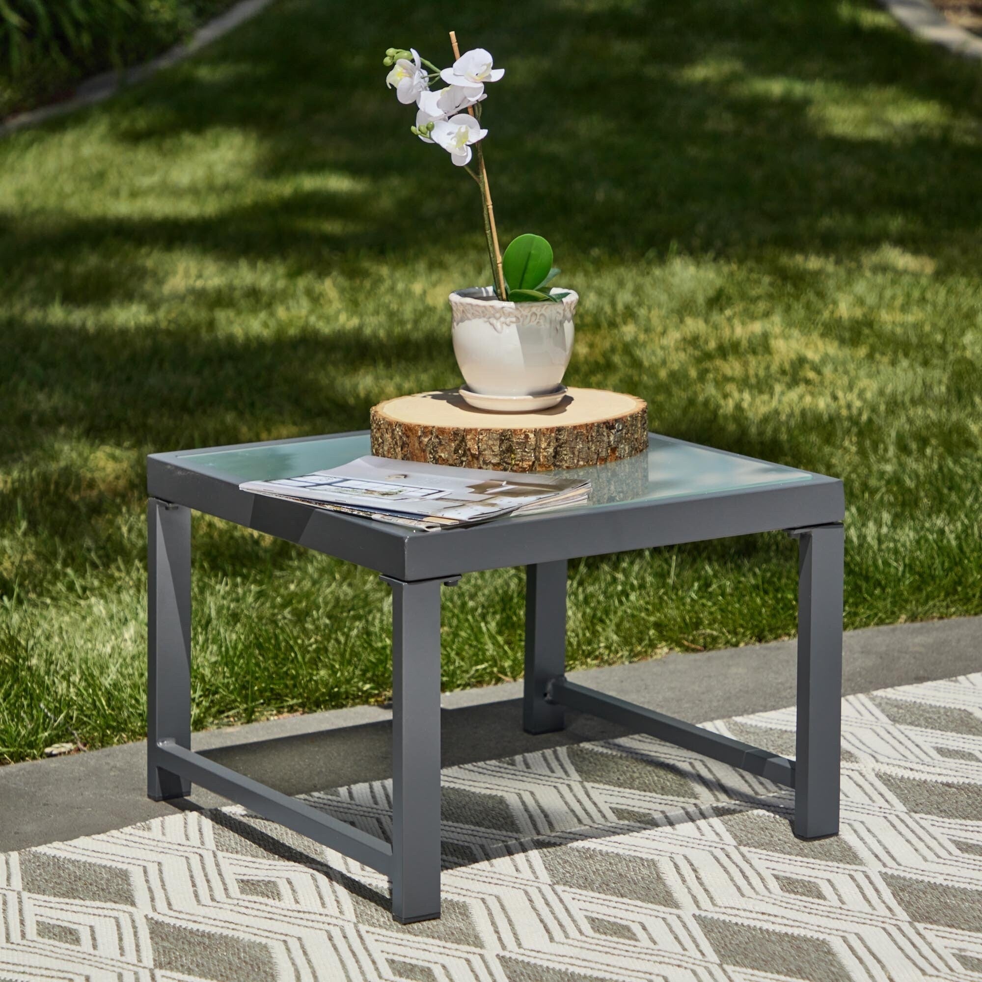 Chaise d'appoint d'extérieur en métal Brookside Meg avec coussins