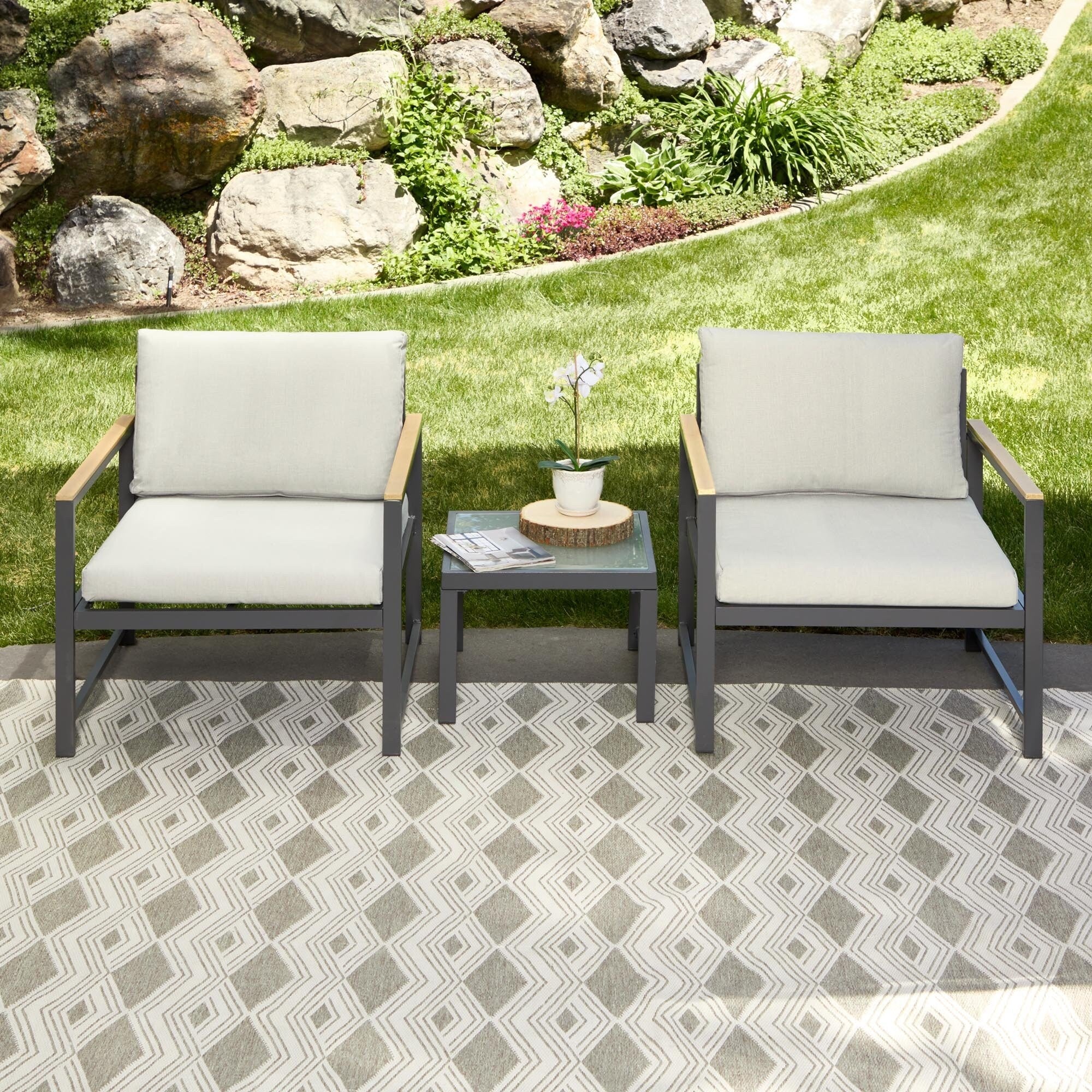 Chaise d'appoint d'extérieur en métal Brookside Meg avec coussins