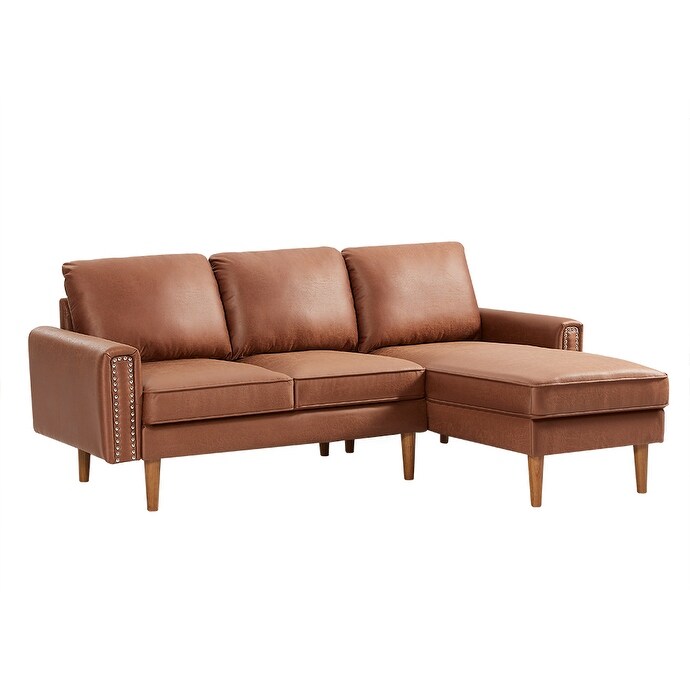 Canapé 3 places en cuir synthétique marron de 208 cm, forme L, avec méridienne gauche et clous décoratifs, finitions en cuivre et pieds en bois massif.