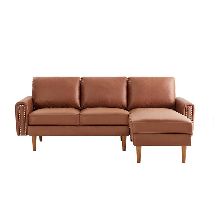Canapé 3 places en cuir synthétique marron de 208 cm, forme L, avec méridienne gauche et clous décoratifs, finitions en cuivre et pieds en bois massif.