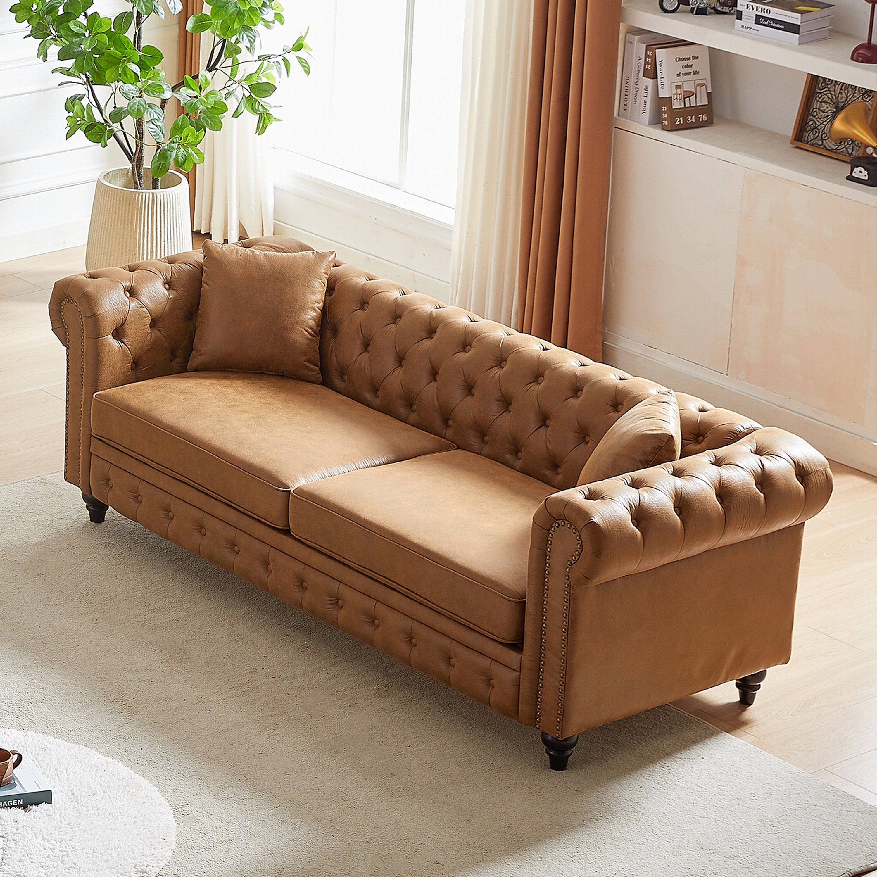 Canapé Chesterfield 3 places en tissu technique marron 85,5 avec accoudoirs roulés et 2 coussins pour le salon
