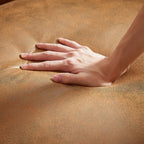 Canapé Chesterfield 3 places en tissu technique marron 85,5 avec accoudoirs roulés et 2 coussins pour le salon