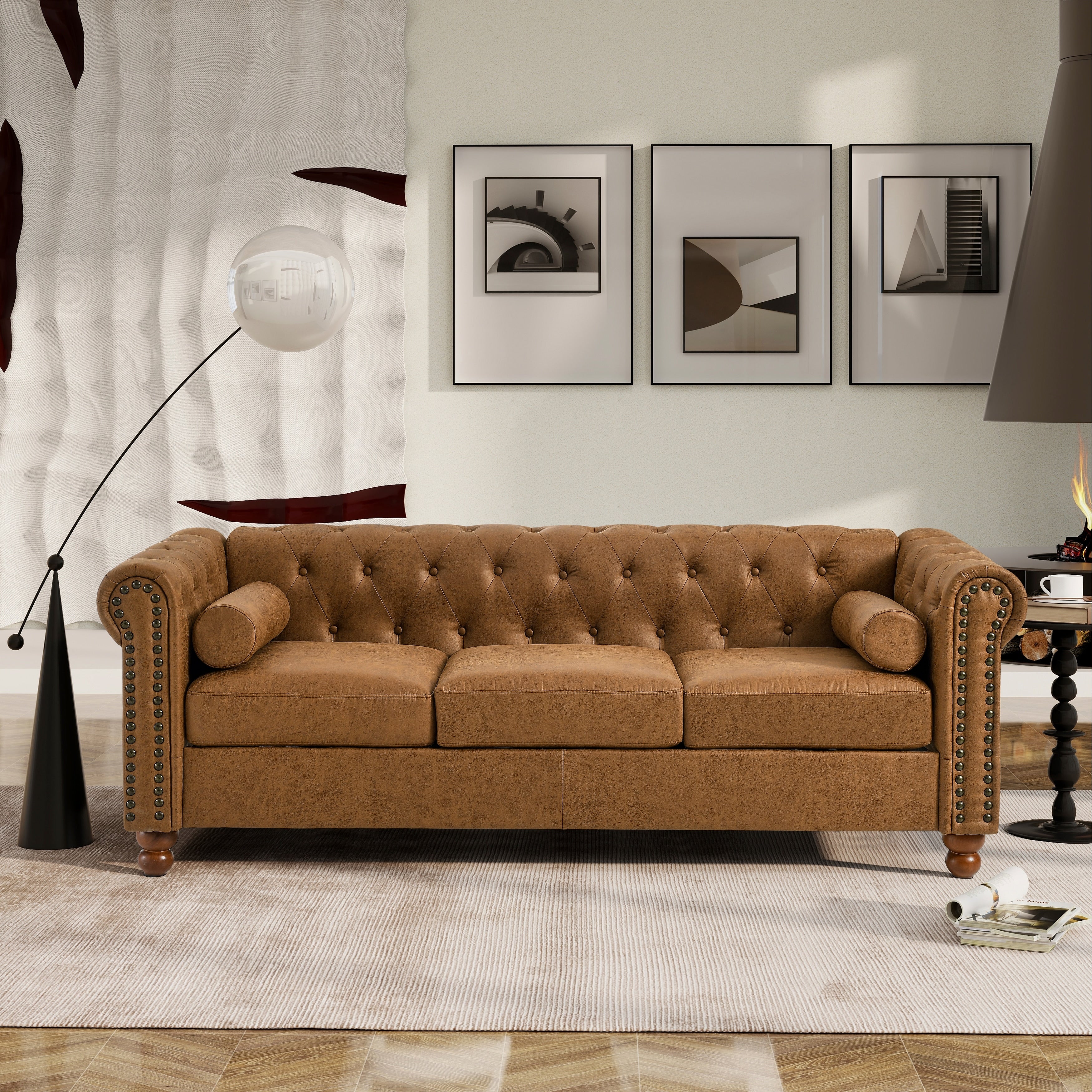 Canapé Chesterfield marron 3 places capitonné avec boutons de 74,5 pouces et coussins pour le salon