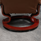 Fauteuil inclinable manuel réglable en similicuir marron avec base pivotante, repose-pieds et accoudoirs pour salon