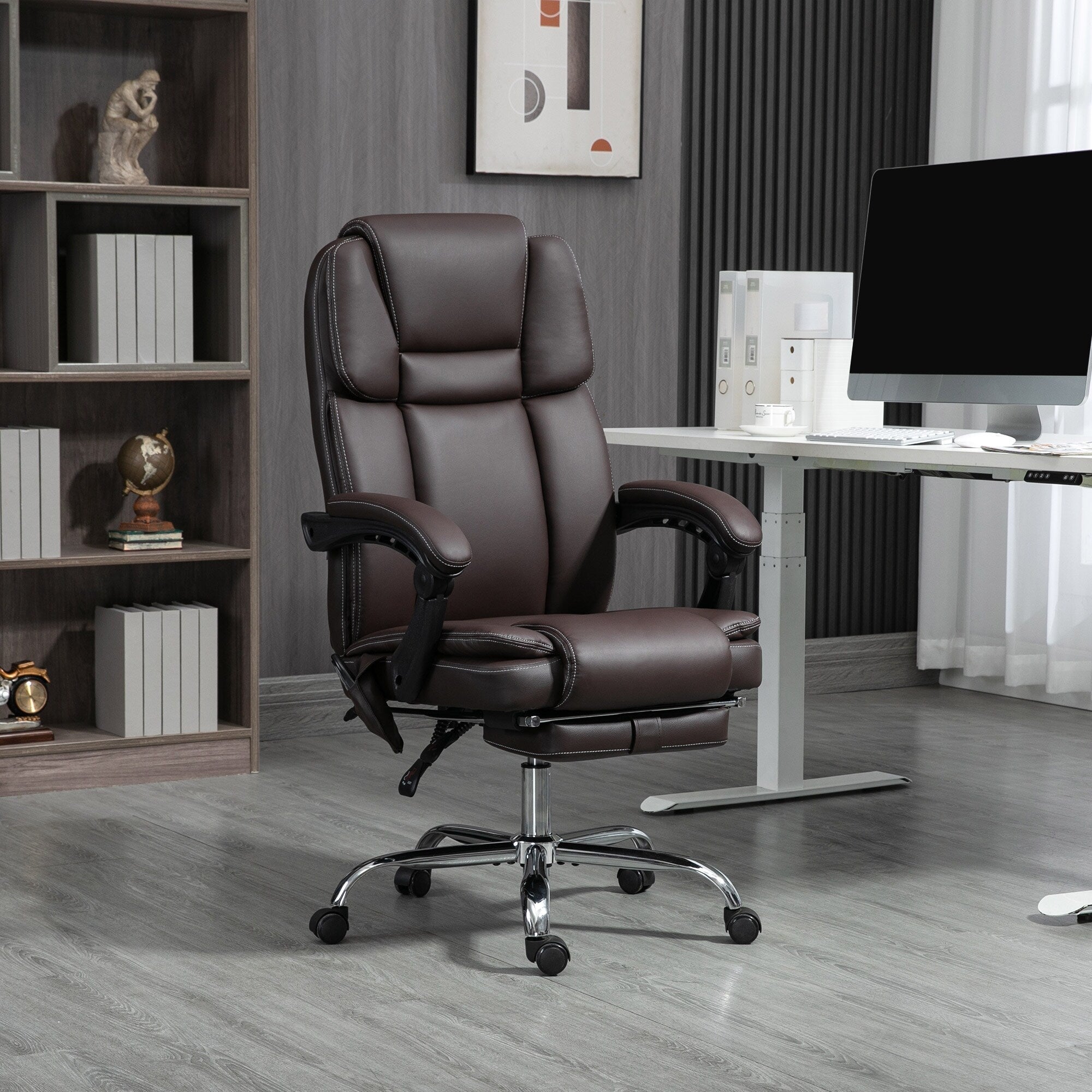 Fauteuil de bureau massant en cuir synthétique marron avec fonction inclinable chauffante, hauteur réglable et repose-pieds
