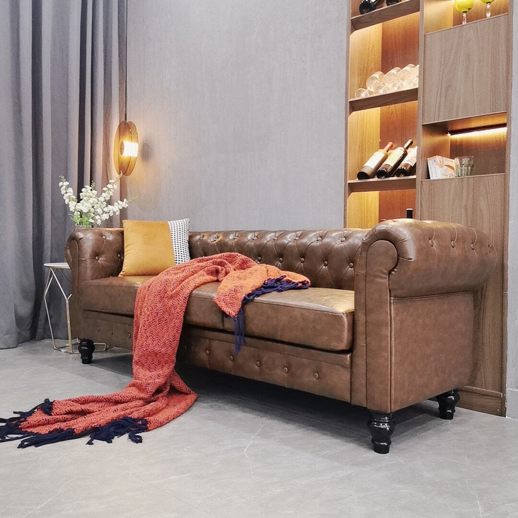 Canapé 3 places capitonné Chesterfield en cuir pour salon, avec accoudoirs roulés et 4 pieds en forme de gourde, marron