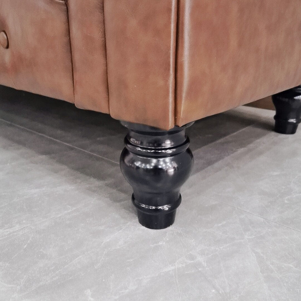 Canapé 3 places capitonné Chesterfield en cuir pour salon, avec accoudoirs roulés et 4 pieds en forme de gourde, marron