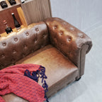 Canapé 3 places capitonné Chesterfield en cuir pour salon, avec accoudoirs roulés et 4 pieds en forme de gourde, marron