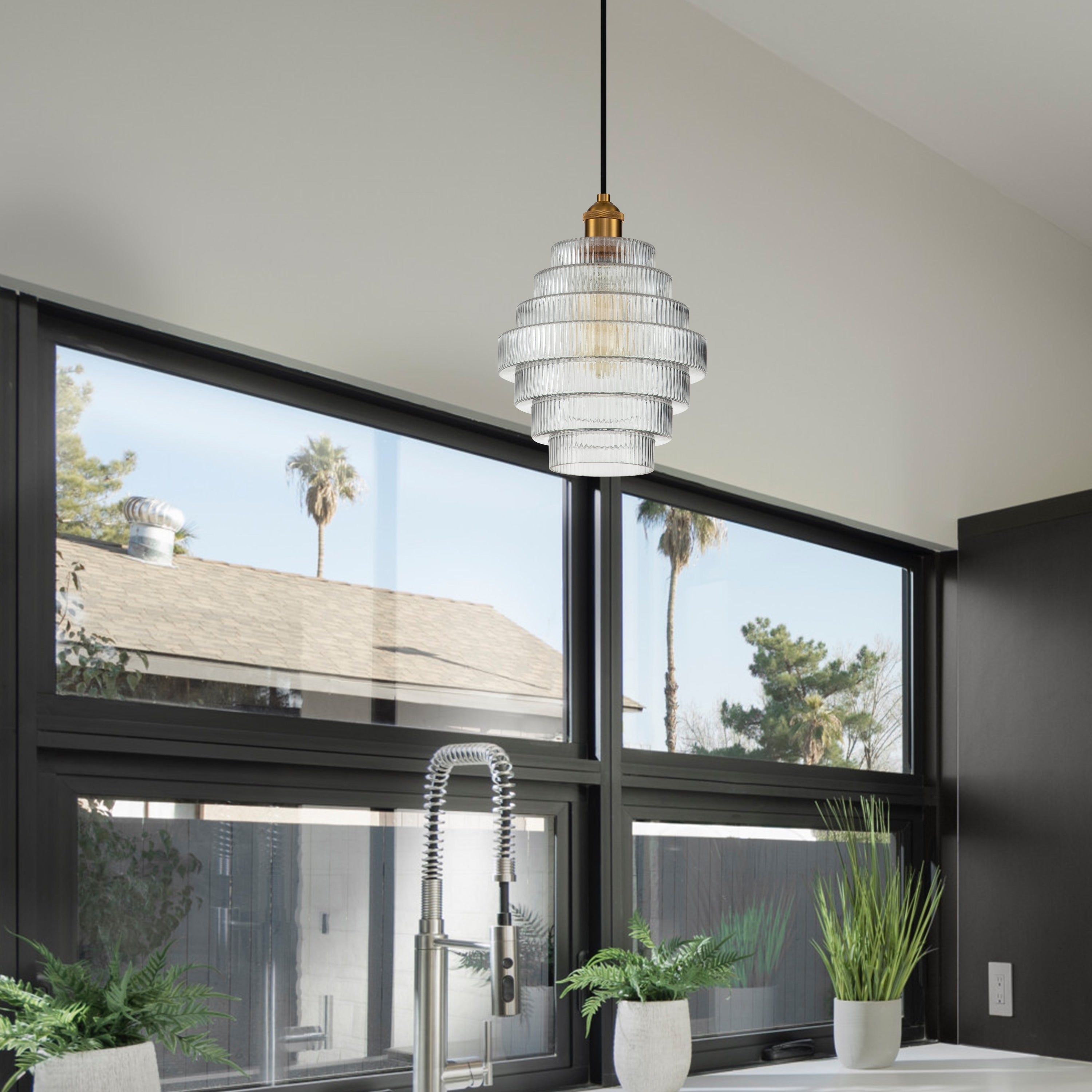 Suspension C Cattleya en laiton antique à 1 ampoule avec abat-jour en verre rayé - Laiton antique