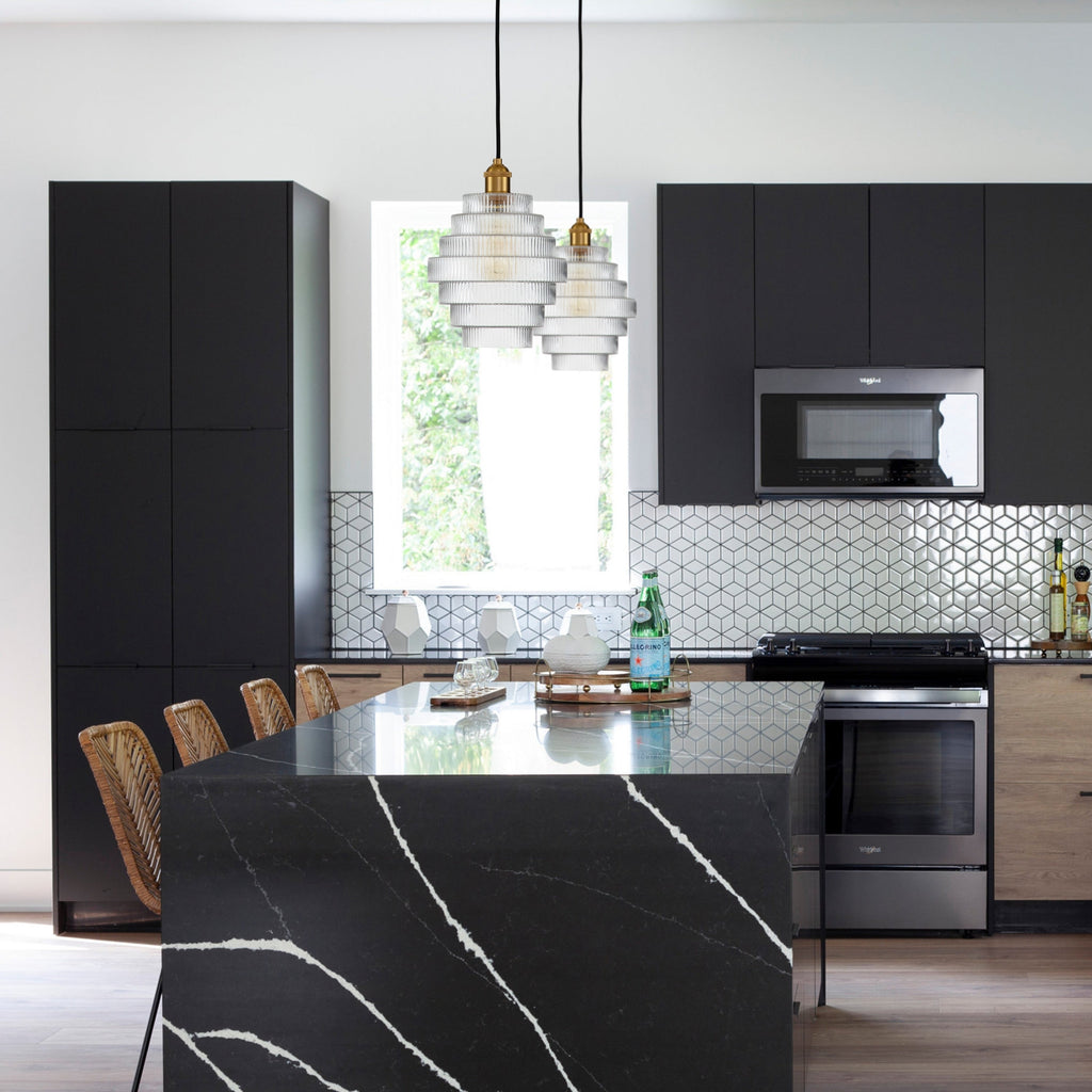 Suspension C Cattleya en laiton antique à 1 ampoule avec abat-jour en verre rayé - Laiton antique