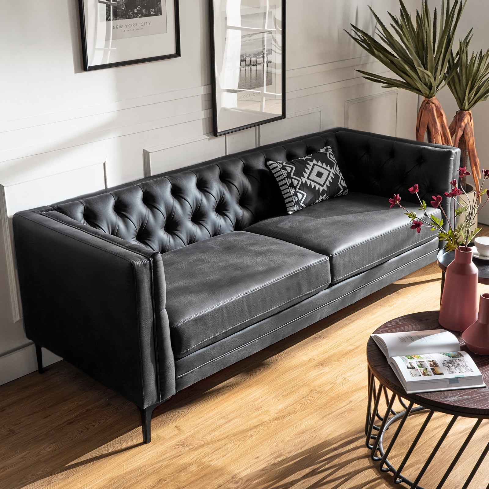 Canapé classique Calymne 84 à accoudoirs carrés et dossier capitonné par HULALA HOME