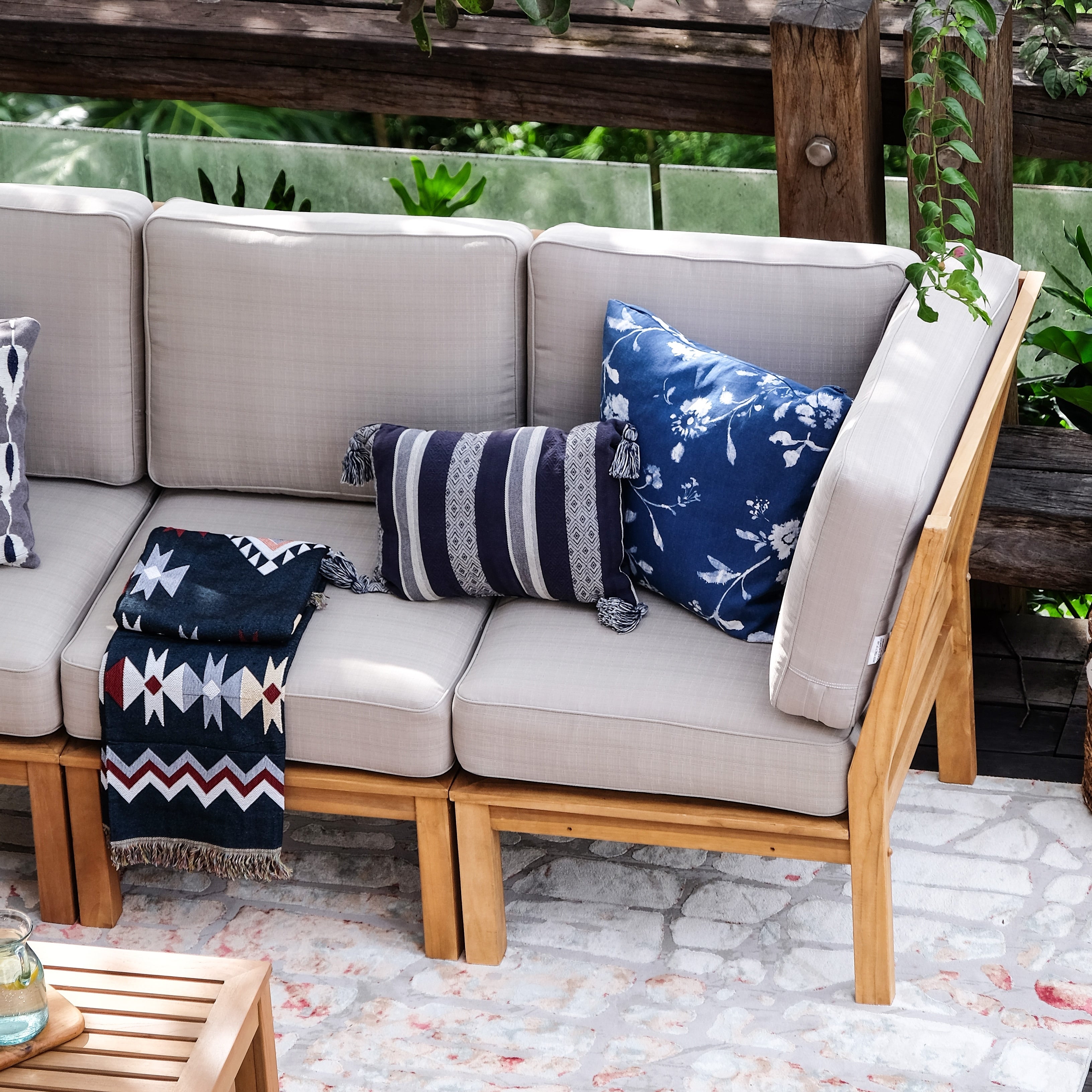 Ensemble de salon de jardin 8 pièces en teck Cambridge Casual Lowell avec coussin