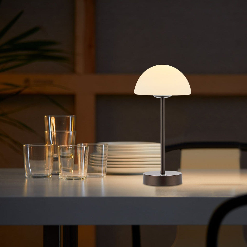 Lampe de table LED intégrée rechargeable sans fil Carson 12,5 cm, style minimaliste moderne, en fer, nickel/blanc, par JONATHAN Y