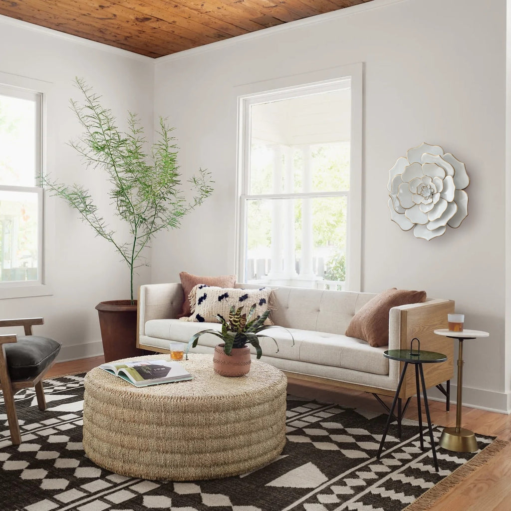 Décoration murale en métal blanc avec fleurs de Carson Carrington Mjugg