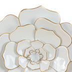 Décoration murale en métal blanc avec fleurs de Carson Carrington Mjugg