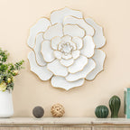 Décoration murale en métal blanc avec fleurs de Carson Carrington Mjugg