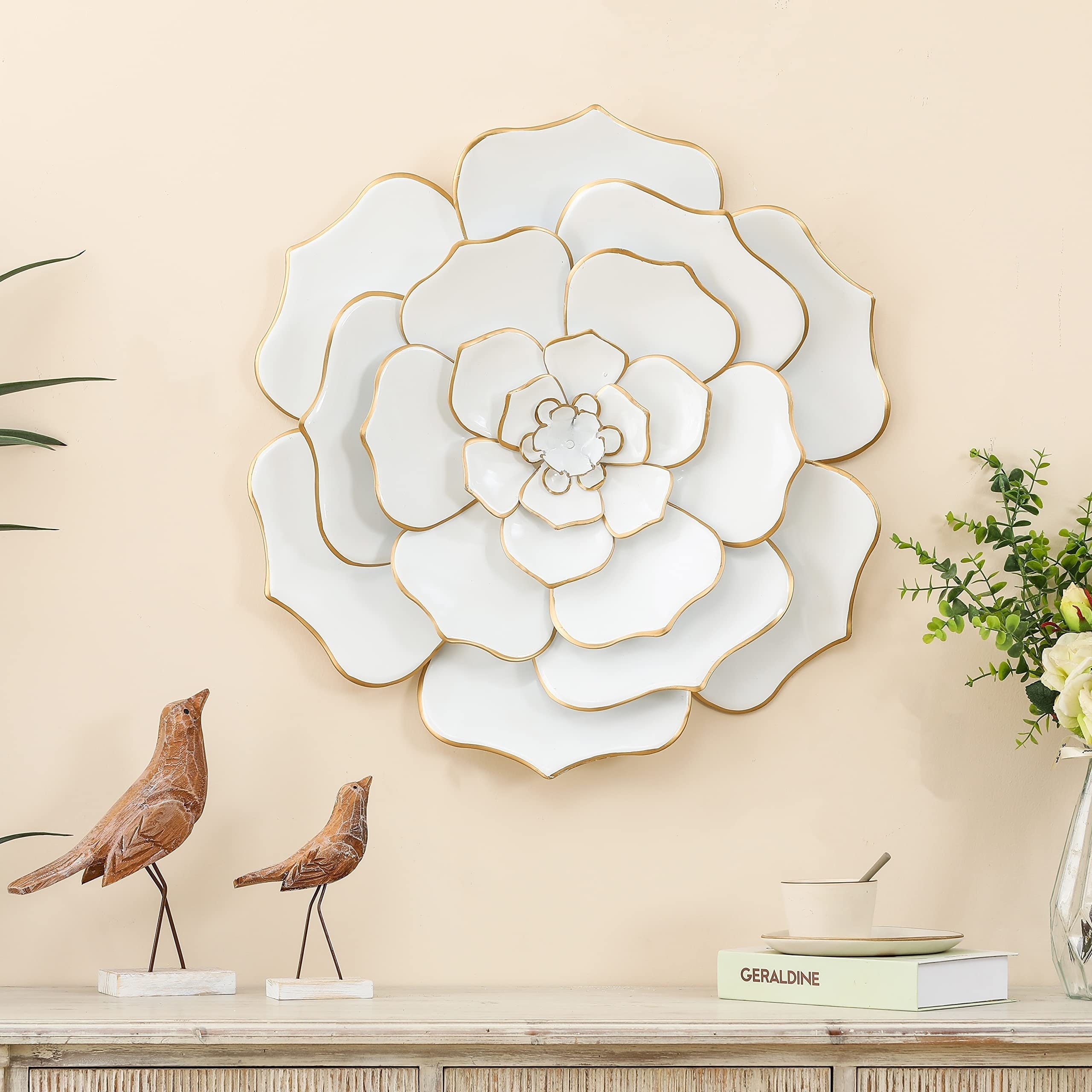 Décoration murale en métal blanc avec fleurs de Carson Carrington Mjugg