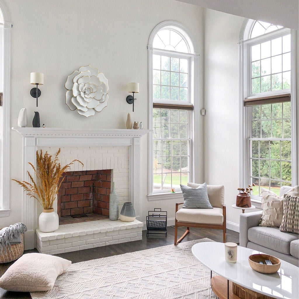 Décoration murale en métal blanc avec fleurs de Carson Carrington Mjugg