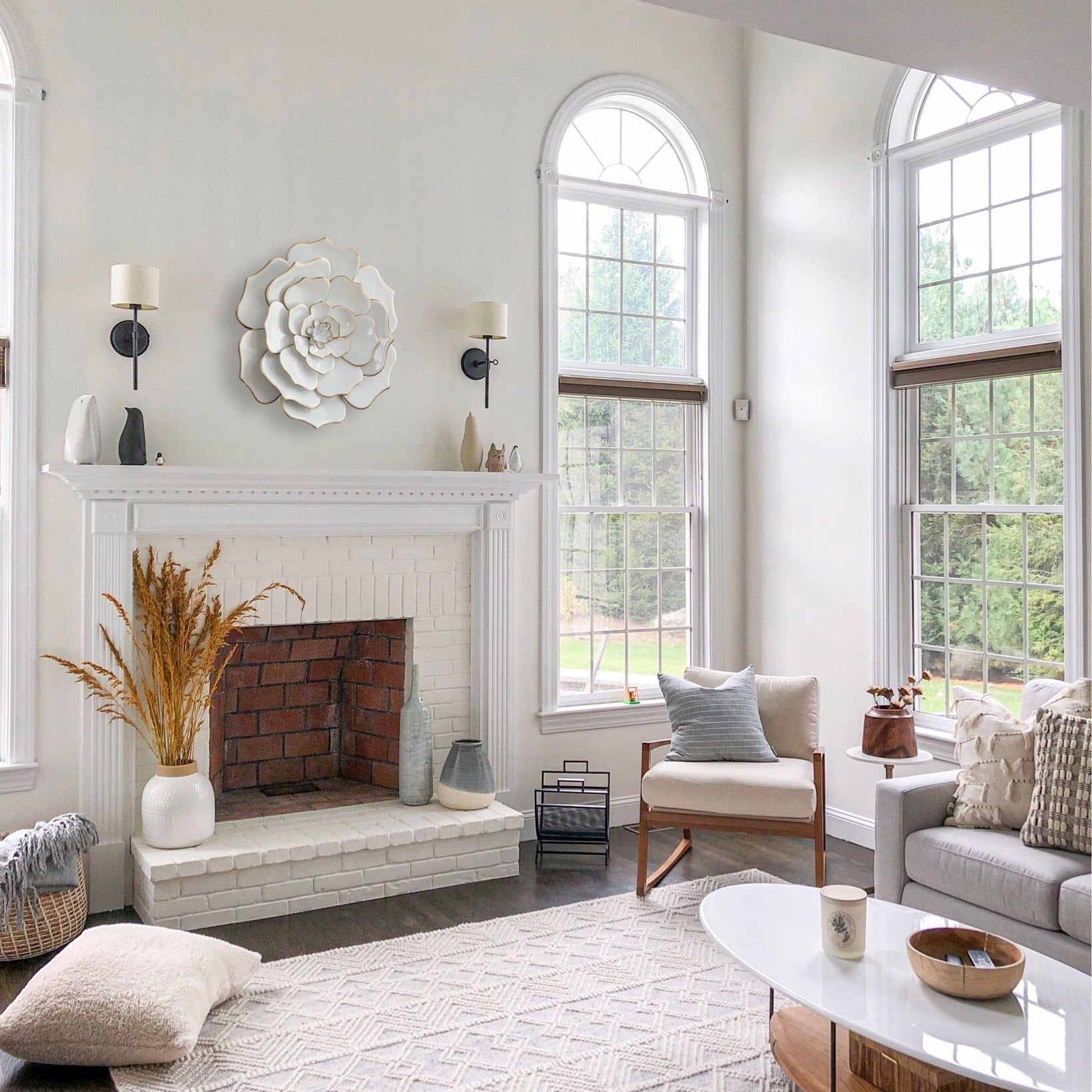 Décoration murale en métal blanc avec fleurs de Carson Carrington Mjugg