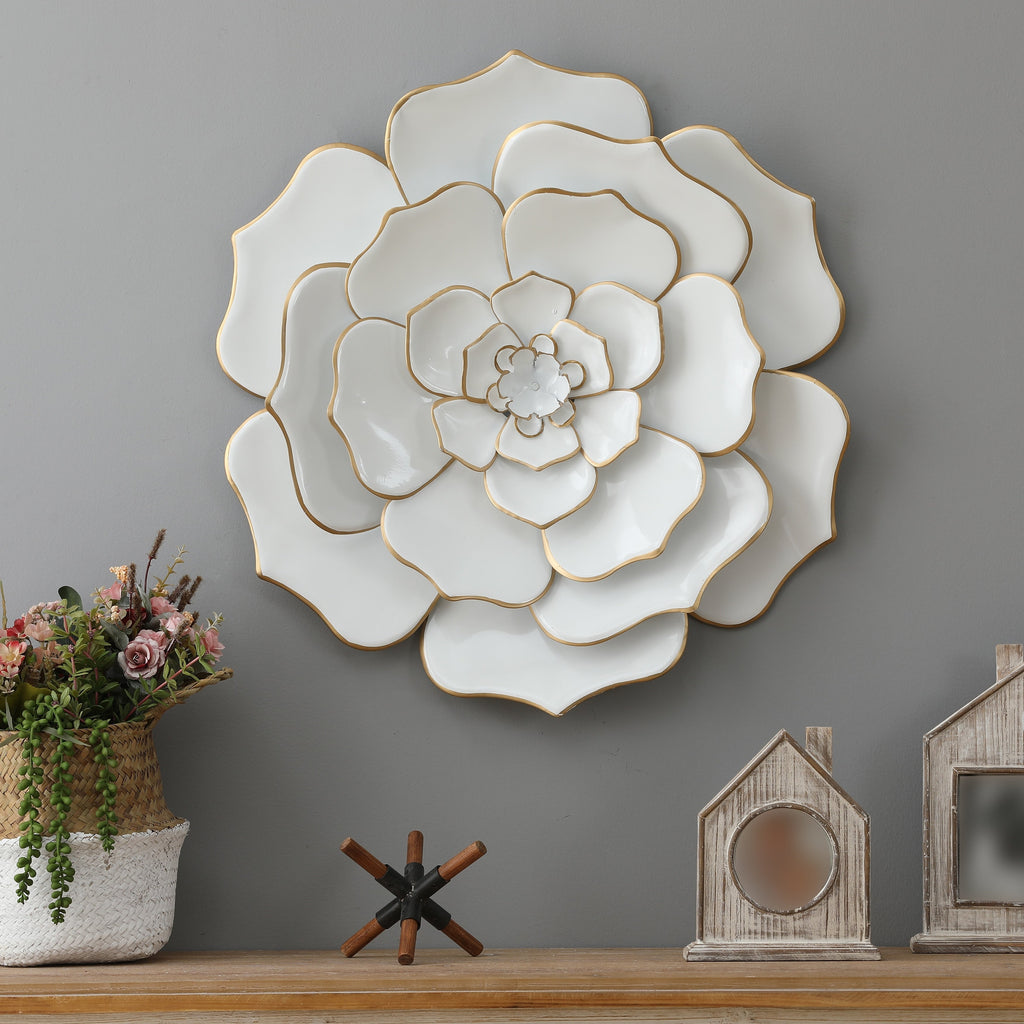 Décoration murale en métal blanc avec fleurs de Carson Carrington Mjugg