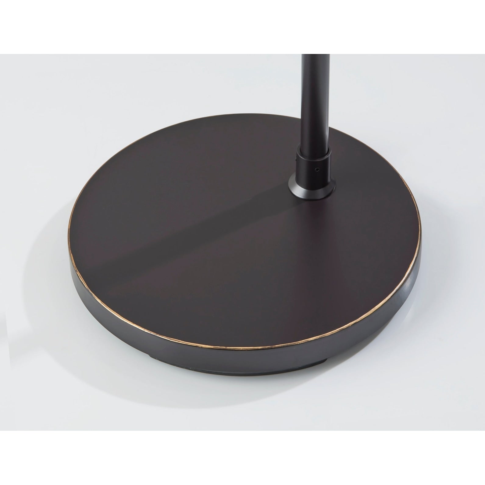 Lampadaire à arc en bronze antique Carson Carrington Ylserod