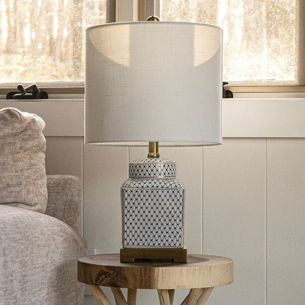 Lampe de table à LED Catherine 21,5 cm, pot à gingembre en céramique/métal, blanc/bleu marine par JONATHAN Y