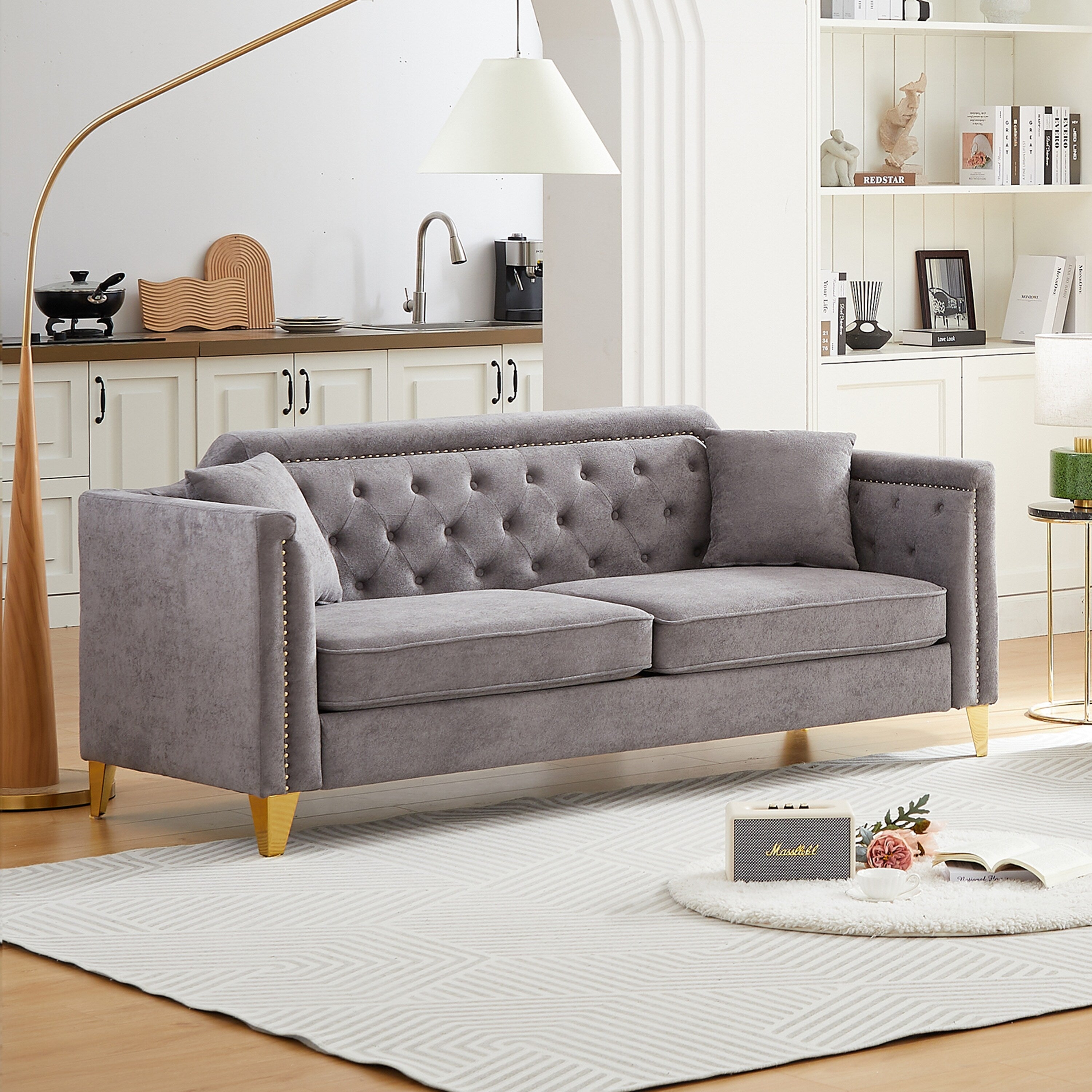 Canapé capitonné 3 places en chenille avec décoration cloutée en cuivre