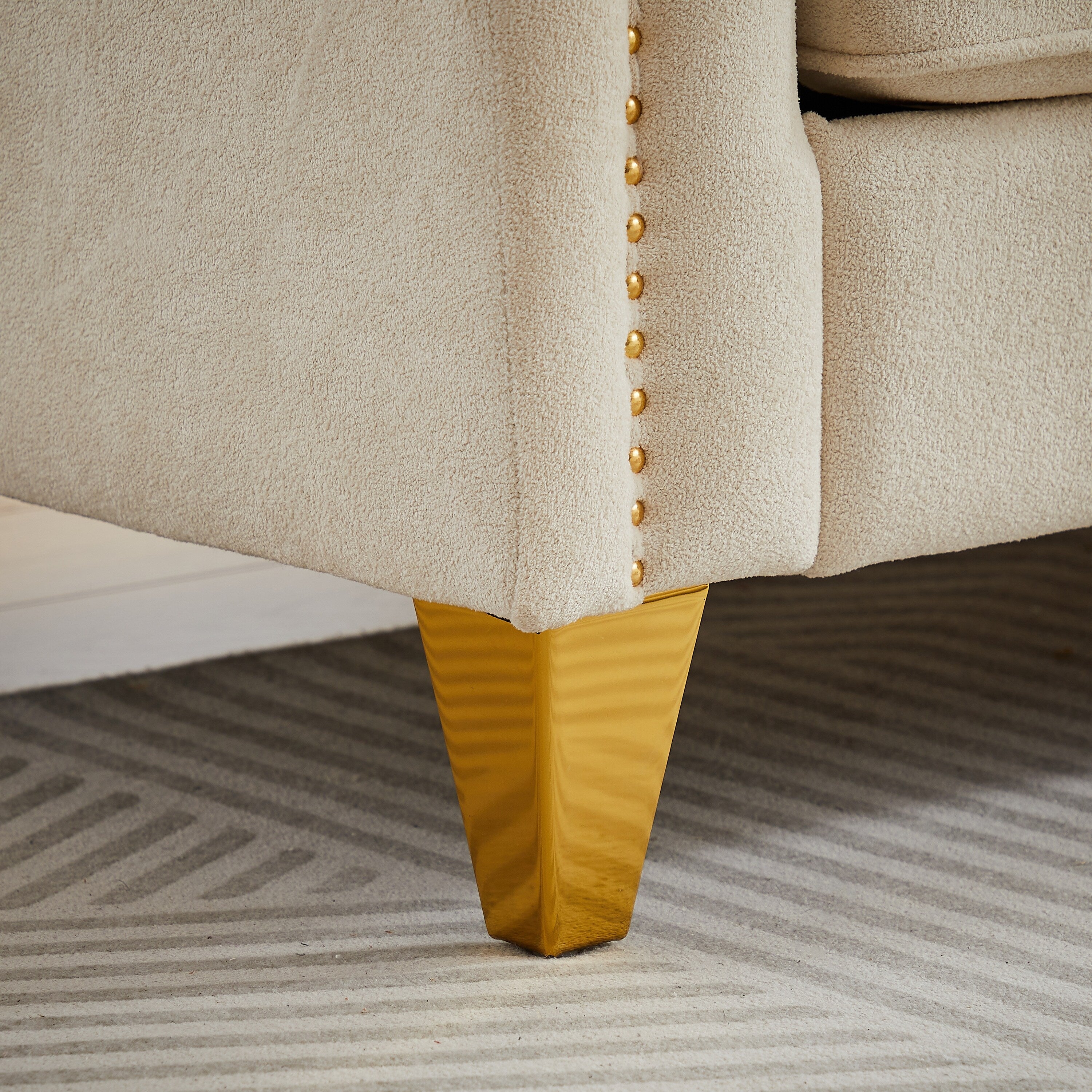 Canapé capitonné 3 places en chenille avec décoration cloutée en cuivre