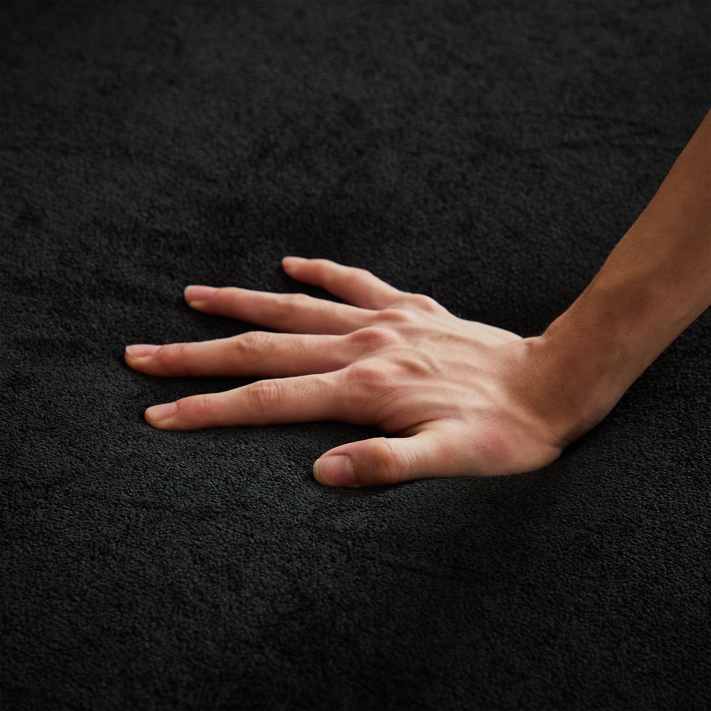 Canapé capitonné 3 places en chenille avec décoration cloutée en cuivre