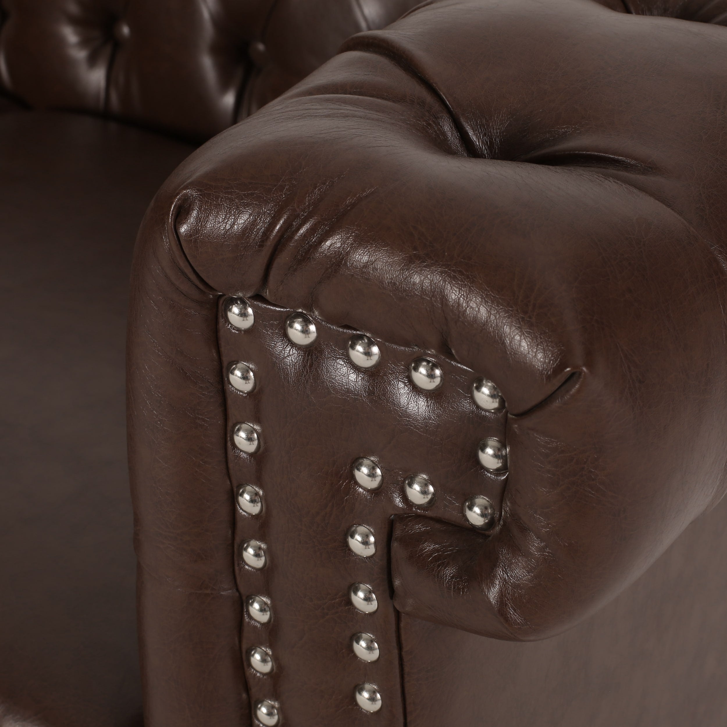 Canapé Chesterfield 3 places avec capitonnage à boutons et clous décoratifs