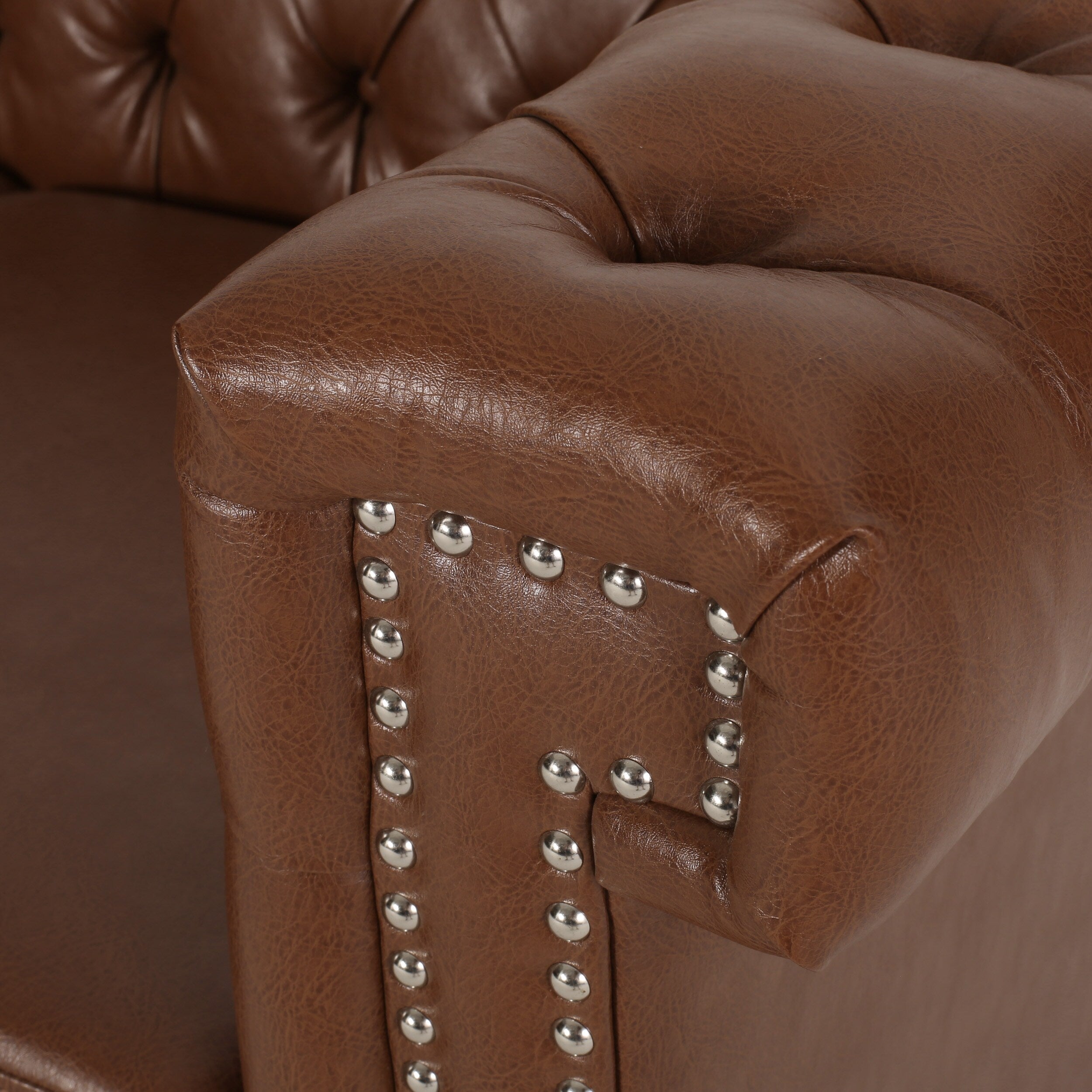 Canapé Chesterfield 3 places avec capitonnage à boutons et clous décoratifs