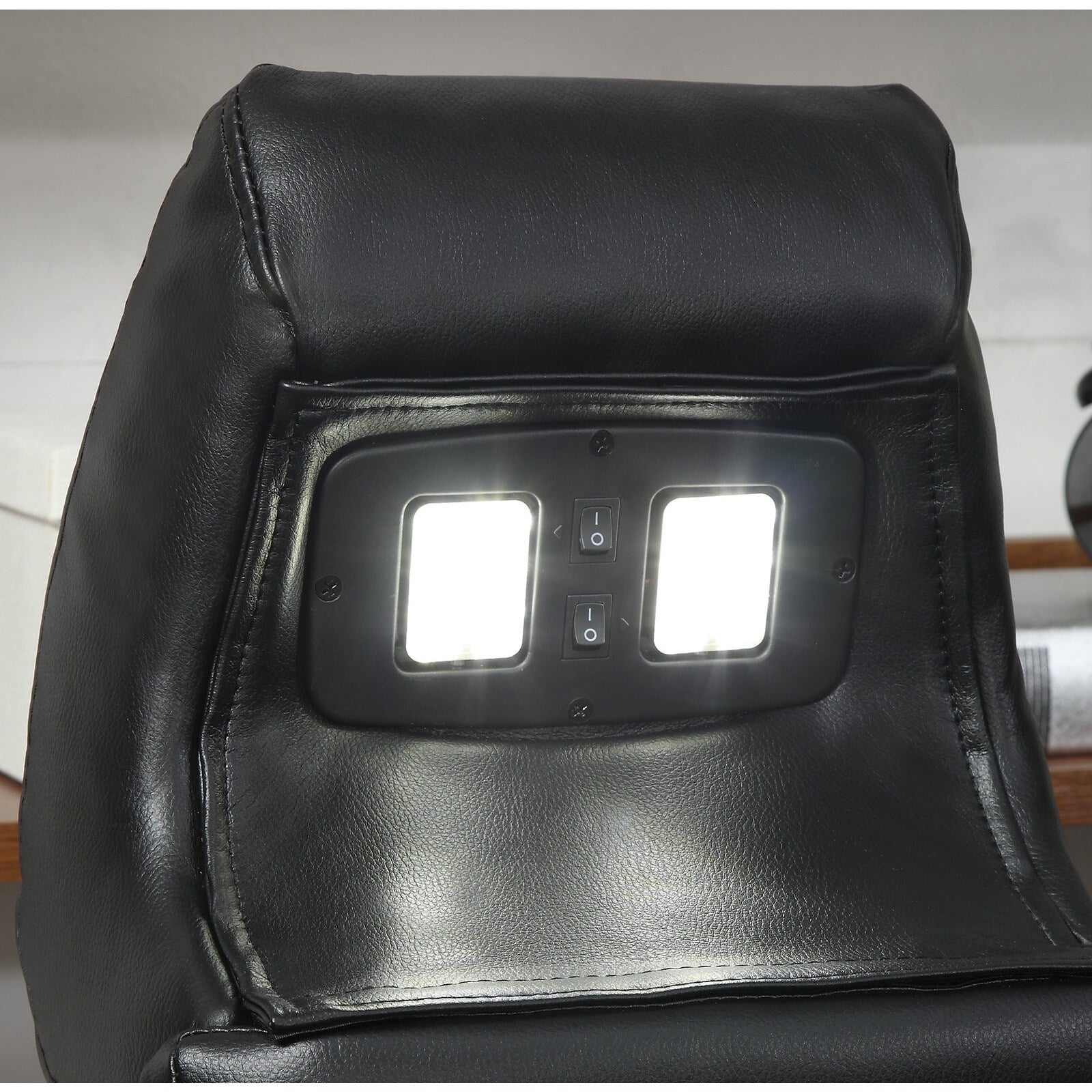 Canapé électrique Delange en similicuir noir avec appuie-têtes