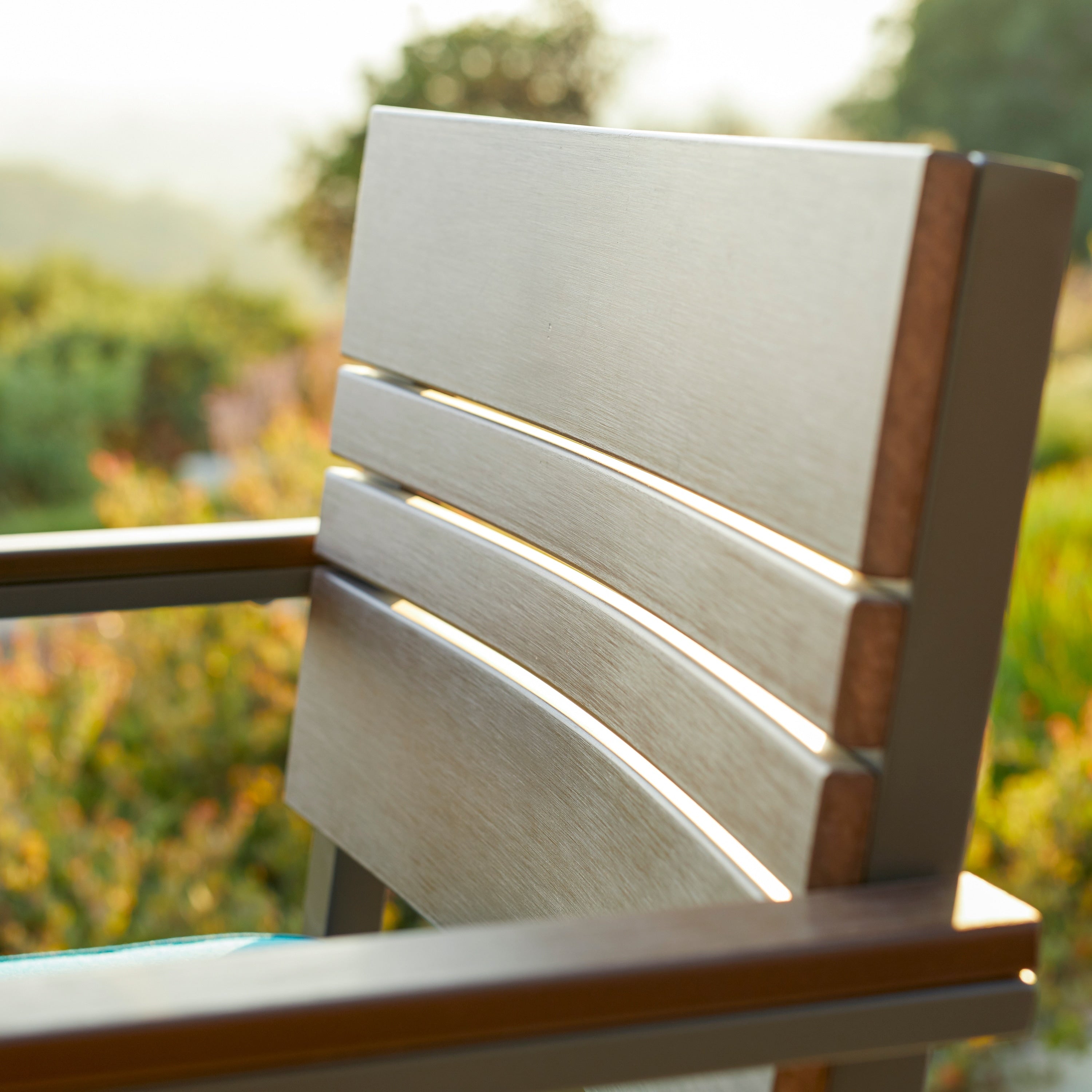 Ensemble de bar d'extérieur Corvus Jasmine 5 pièces avec coussins Sunbrella