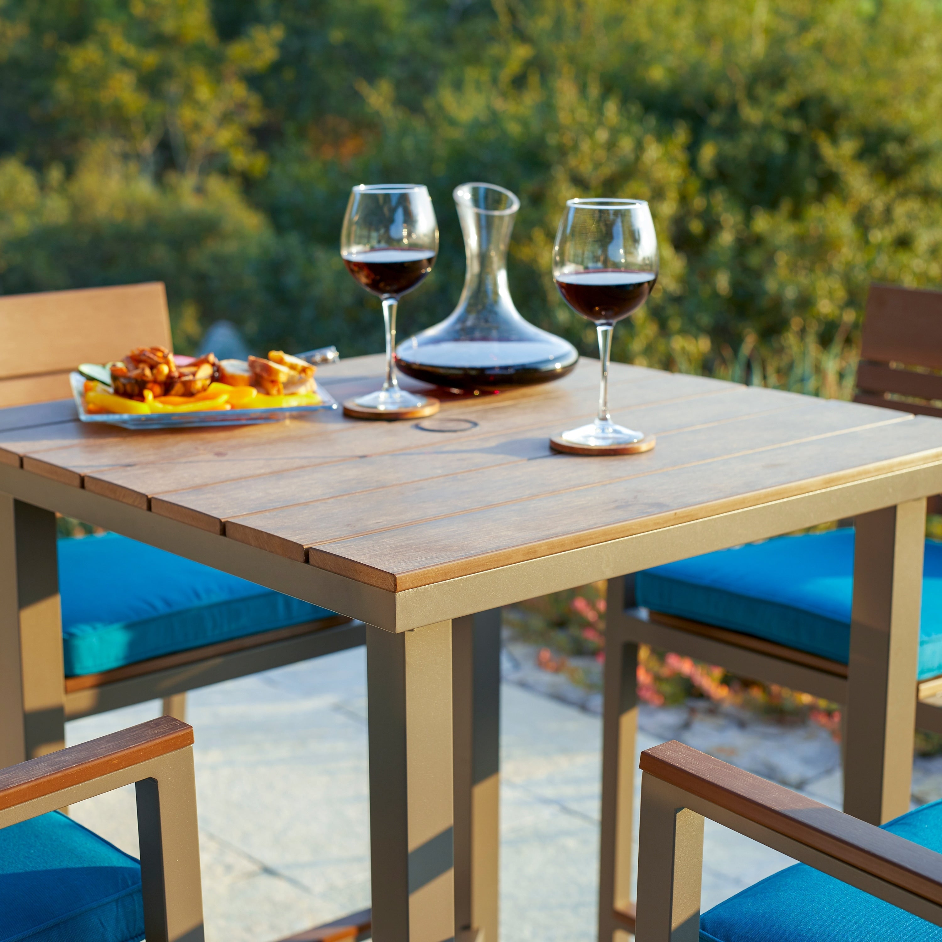 Ensemble de bar d'extérieur Corvus Jasmine 5 pièces avec coussins Sunbrella