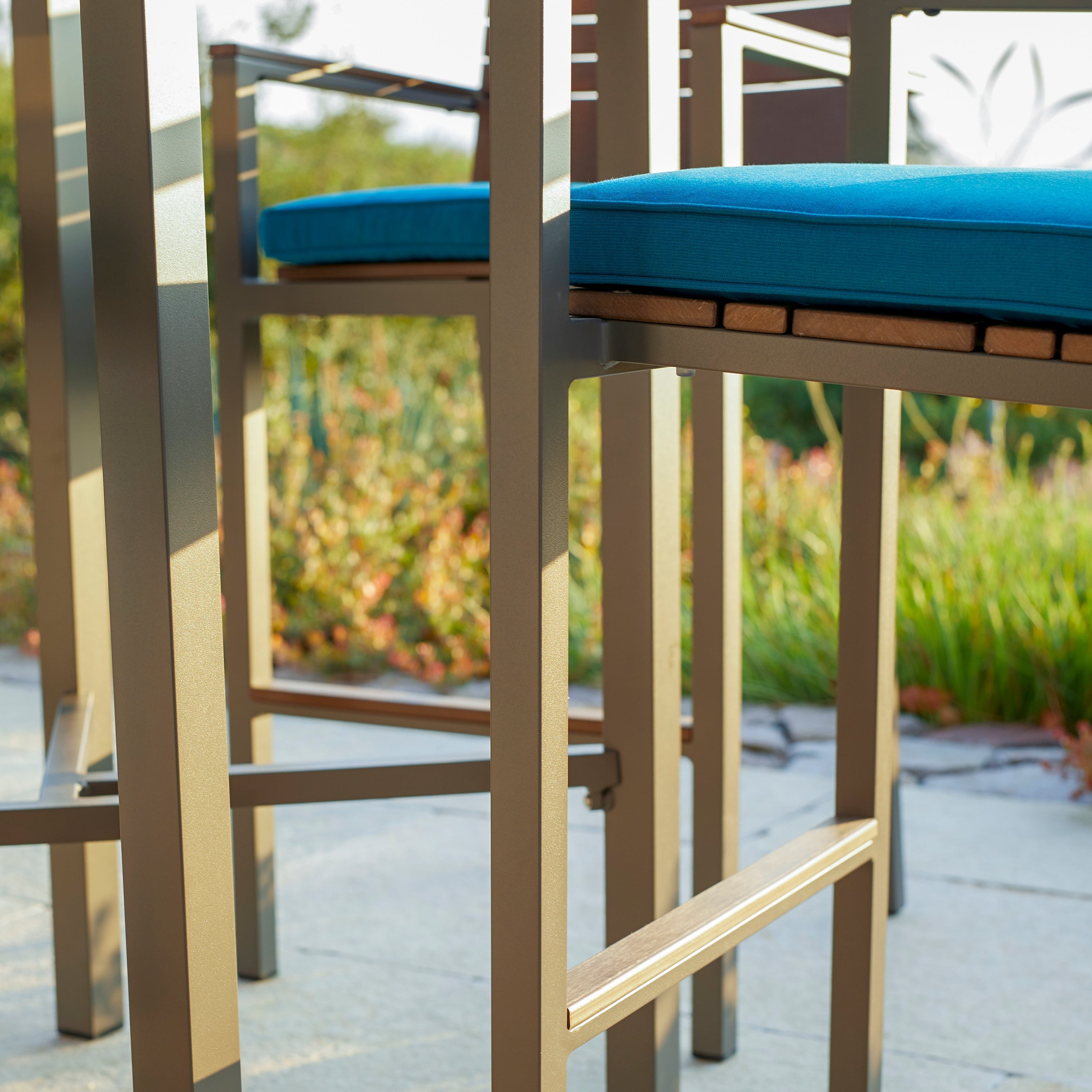 Ensemble de bar d'extérieur Corvus Jasmine 5 pièces avec coussins Sunbrella