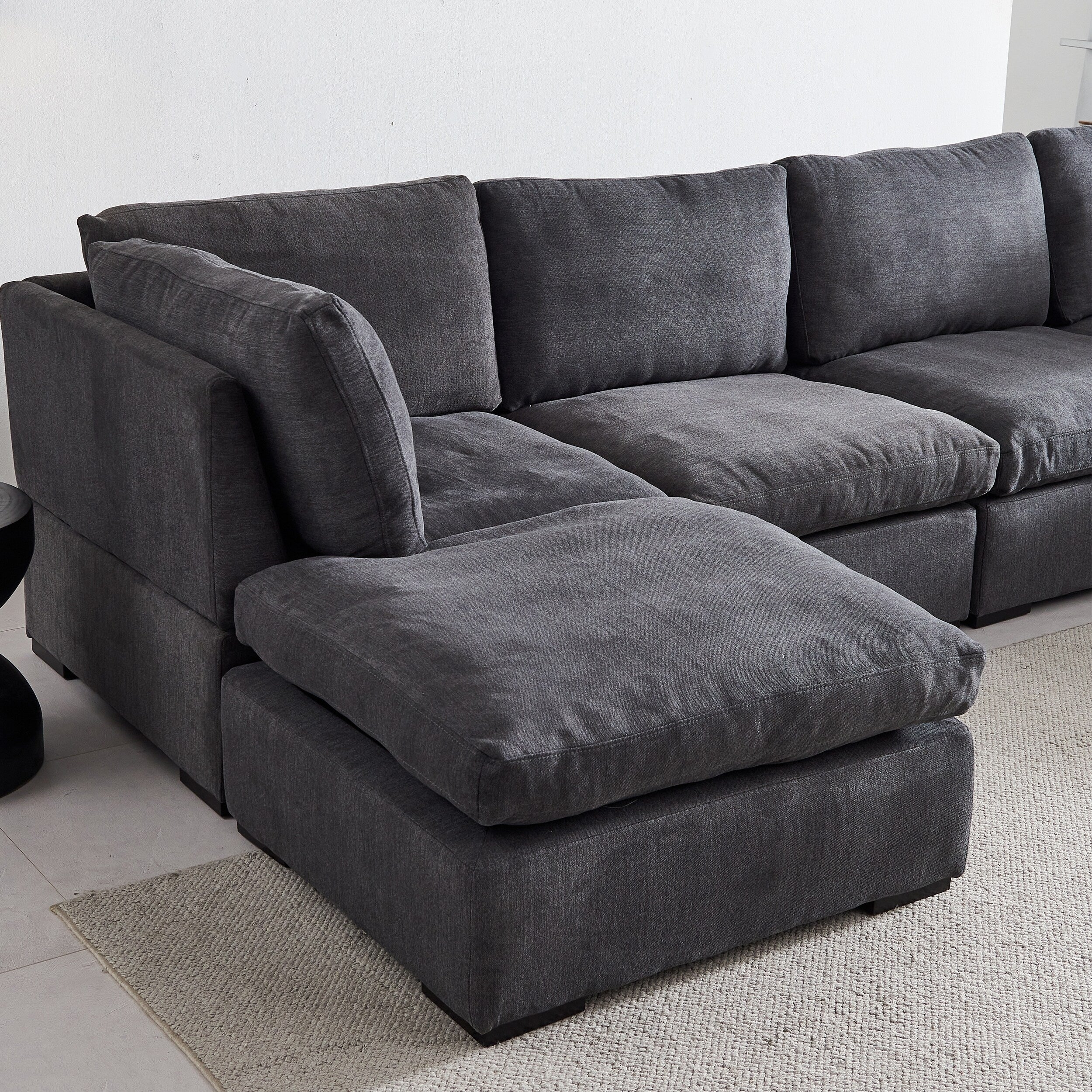 Canapé modulaire personnalisable avec pouf - Revêtement en lin doux et rembourrage en duvet pour une détente confortable