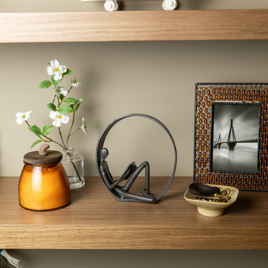 Statue en fonte représentant un lecteur encerclé contemporain de Danya B. - Serre-livres masculin, féminin ou double