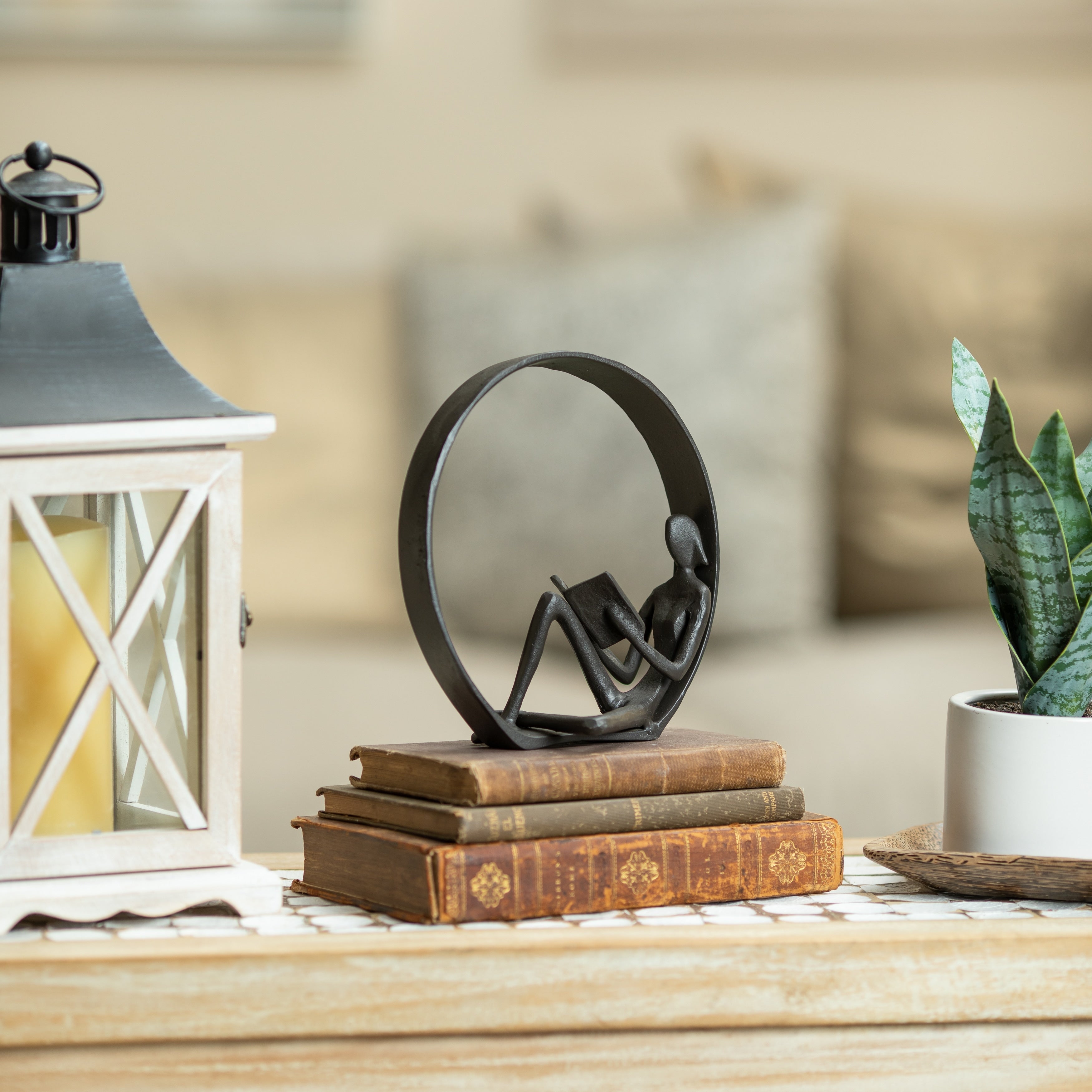 Statue en fonte représentant un lecteur encerclé contemporain de Danya B. - Serre-livres masculin, féminin ou double