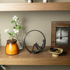 Statue en fonte représentant un lecteur encerclé contemporain de Danya B. - Serre-livres masculin, féminin ou double