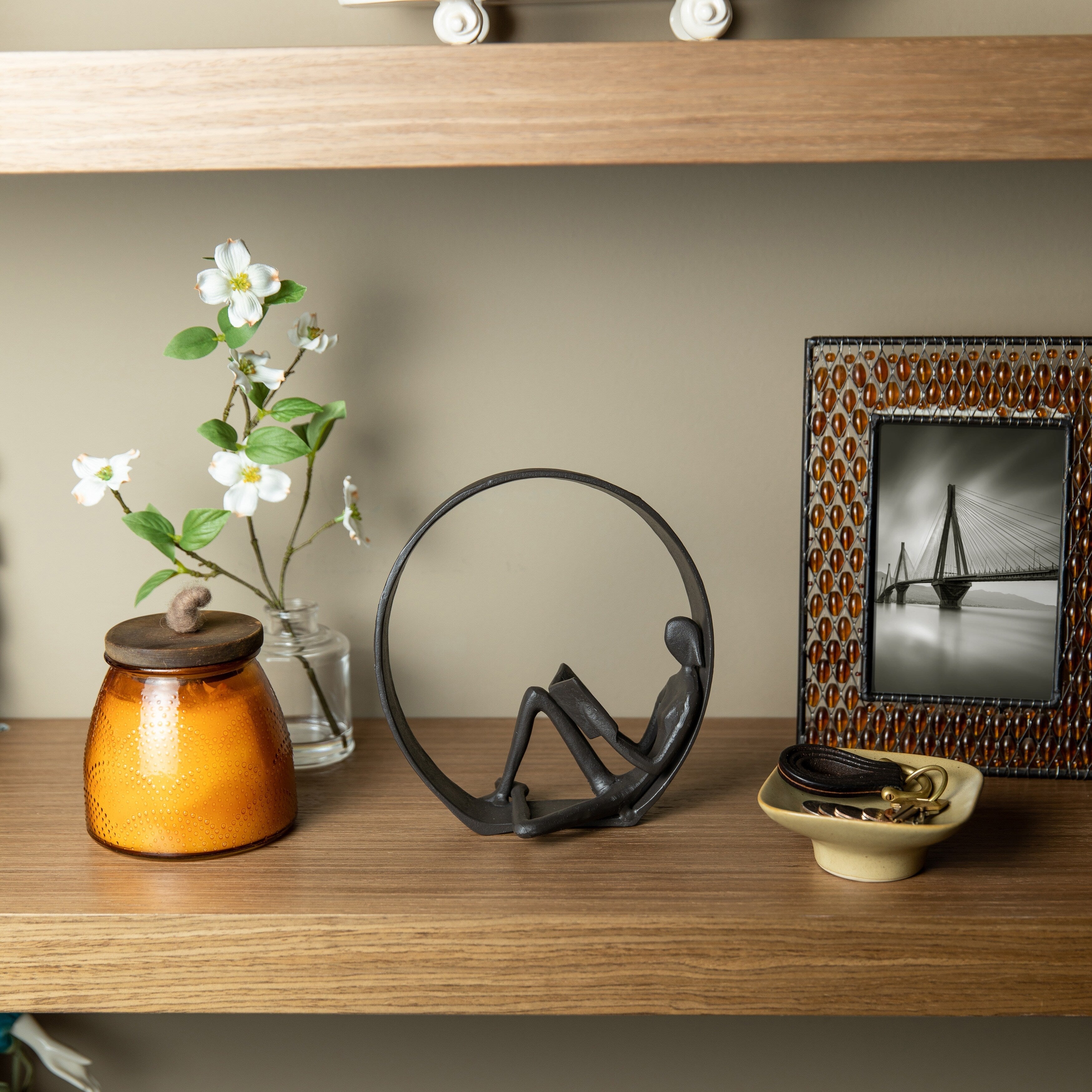 Statue en fonte représentant un lecteur encerclé contemporain de Danya B. - Serre-livres masculin, féminin ou double