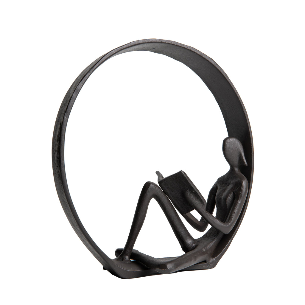 Statue en fonte représentant un lecteur encerclé contemporain de Danya B. - Serre-livres masculin, féminin ou double