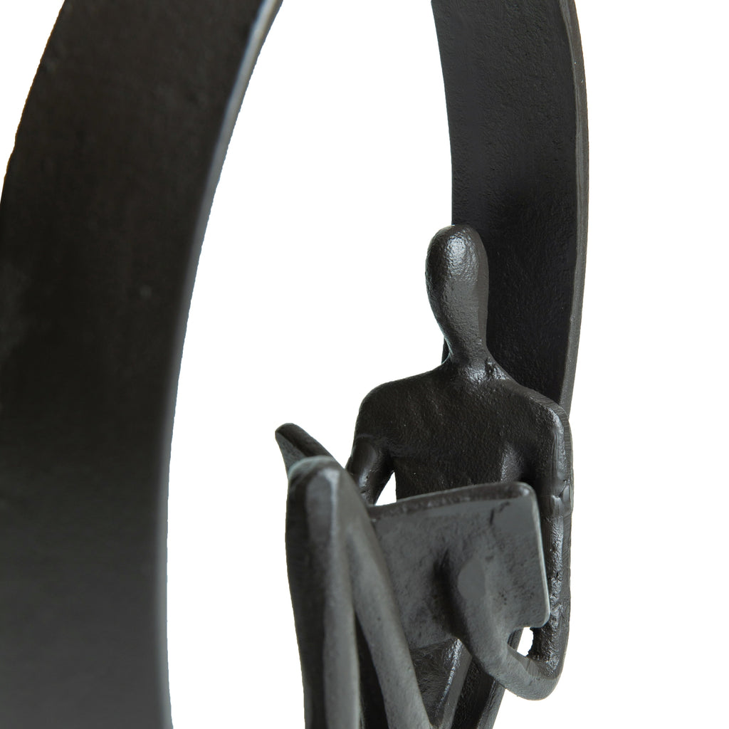 Statue en fonte représentant un lecteur encerclé contemporain de Danya B. - Serre-livres masculin, féminin ou double