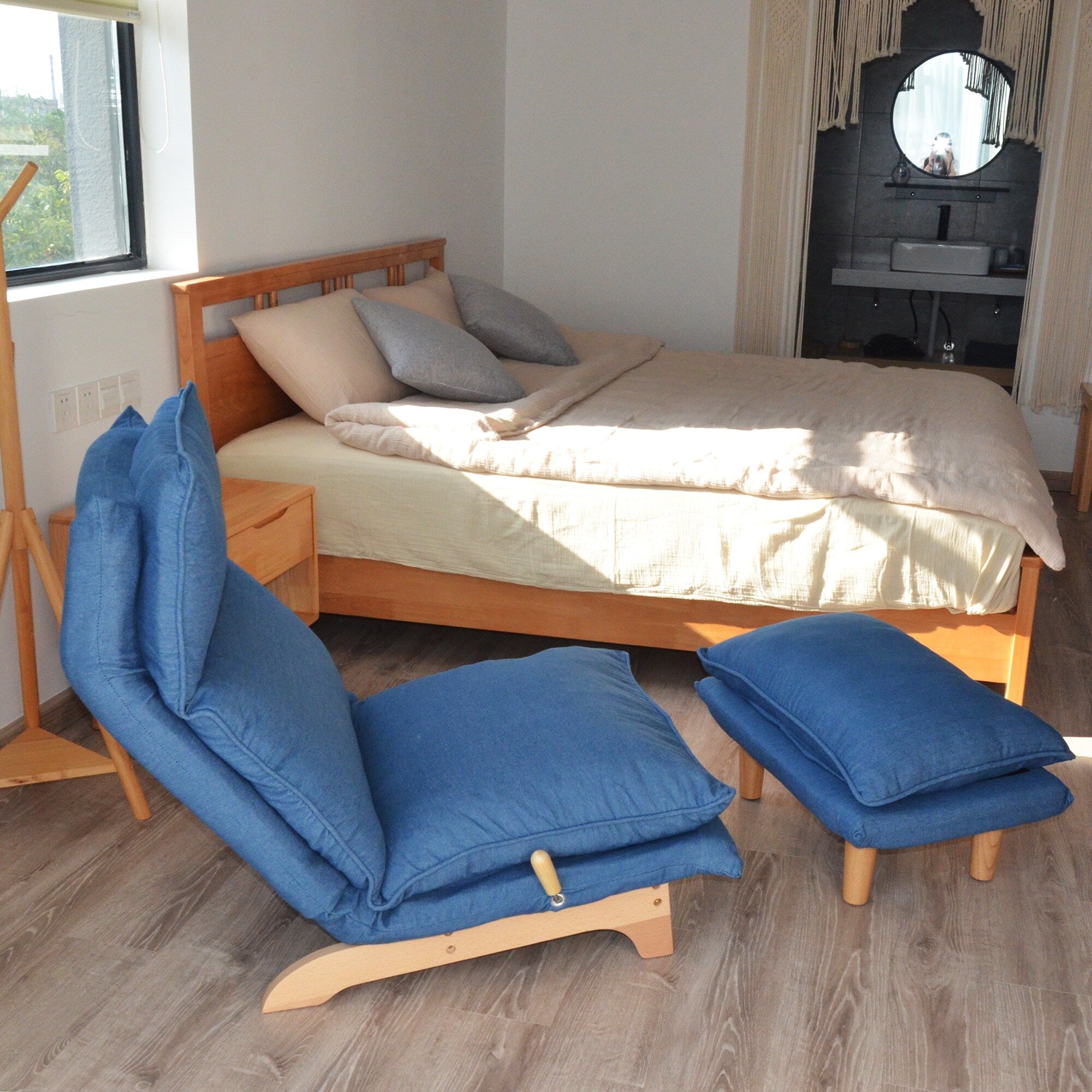 Fauteuil inclinable manuel sans accoudoirs rembourré bleu foncé avec pouf, appui-tête et dossier réglables, position à plat à 180°